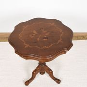 Guéridon ou table d'appoint, pieds en bois sculpté, placage incrusté sur le plateau.