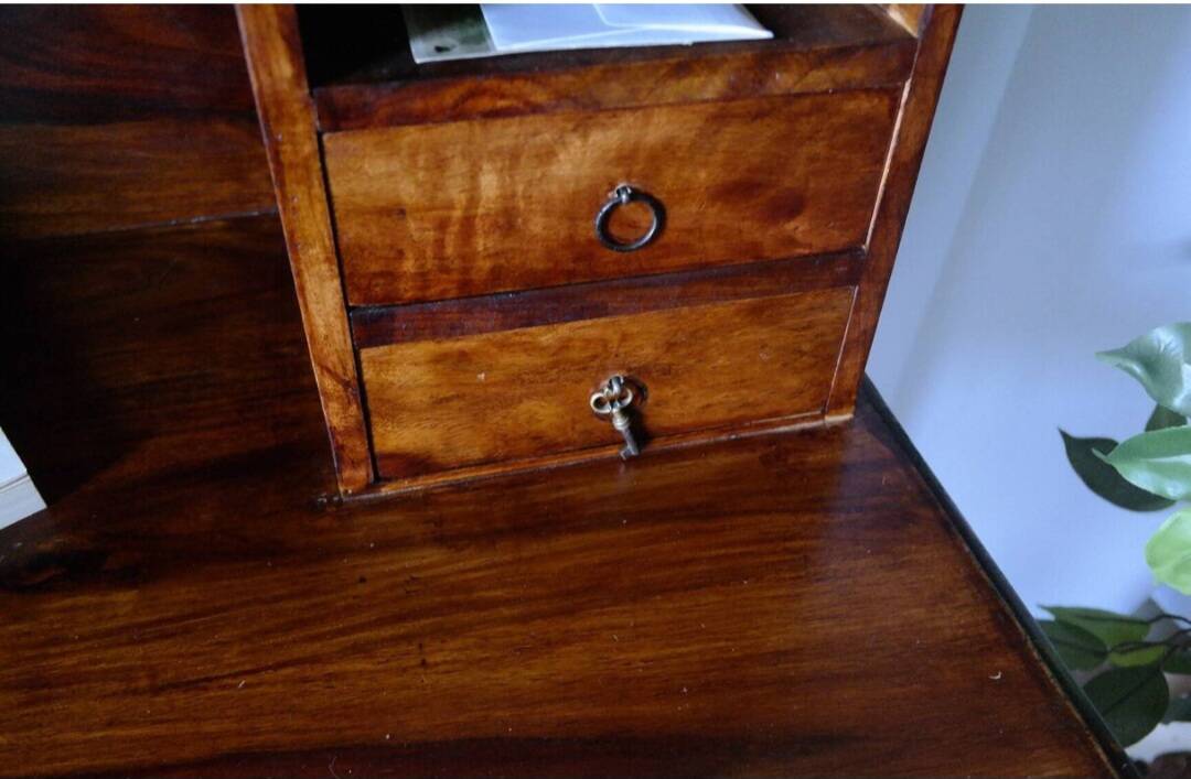 Bureau à gradins en noyer massif