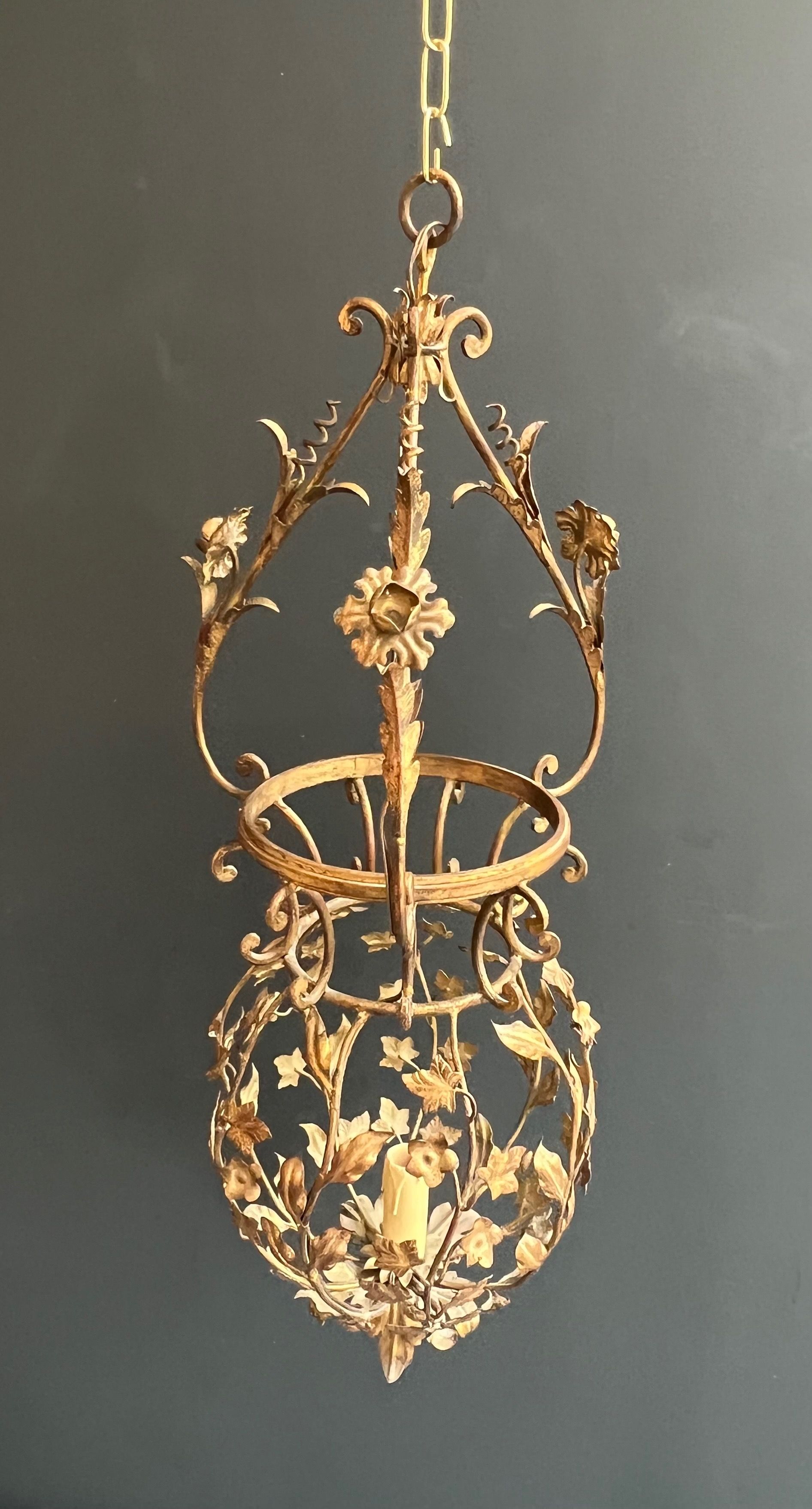 Important golden iron lantern with foliage decorations from the Baguès house.