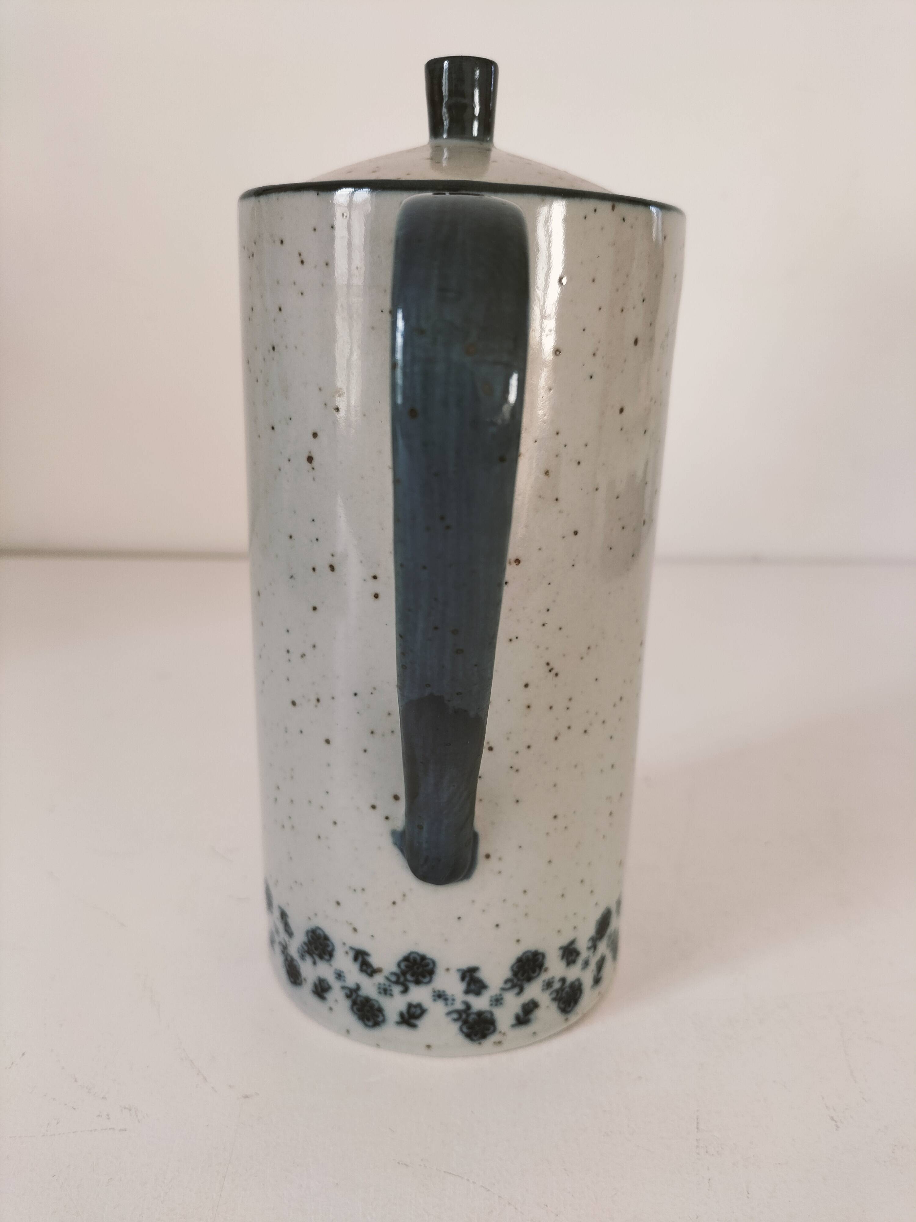 Cafetière vintage en grès moucheté – décor floral bleu marine