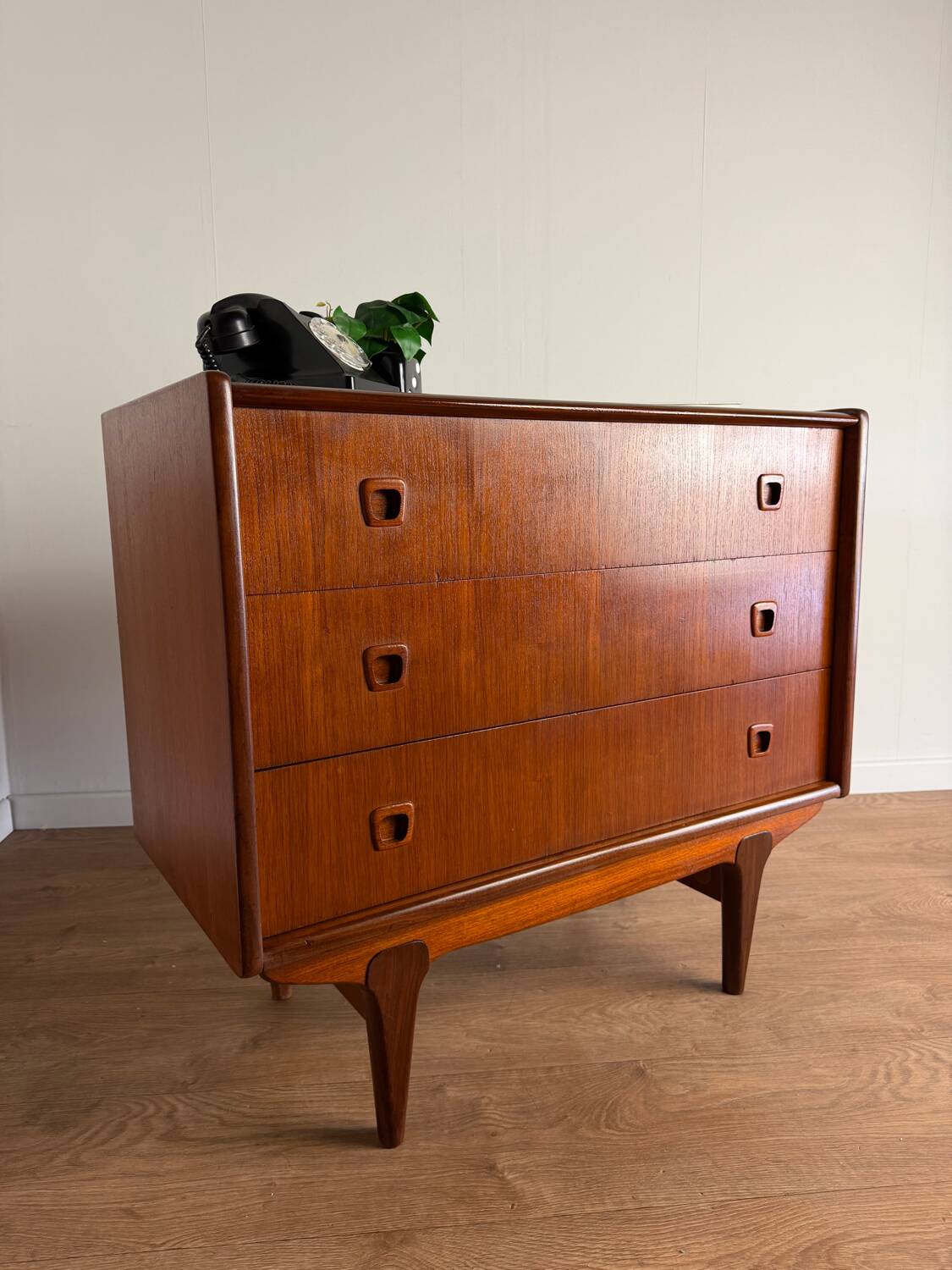 Vintage teak dressing table / chest of drawers – Scandinavian design, 1960s