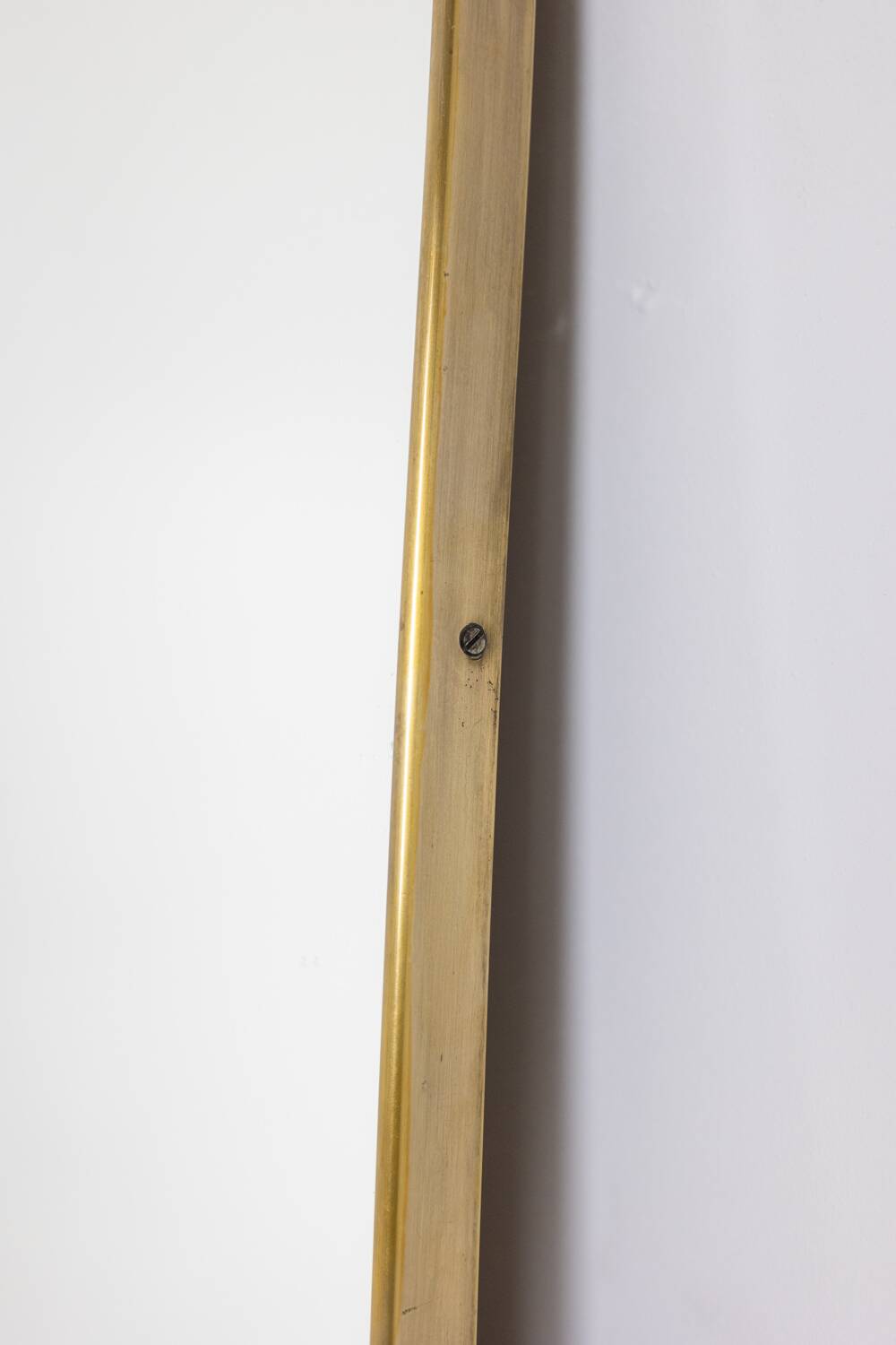 Miroir serti d’une baguette en laiton doré. Années 1970.