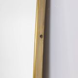 Miroir serti d’une baguette en laiton doré. Années 1970.
