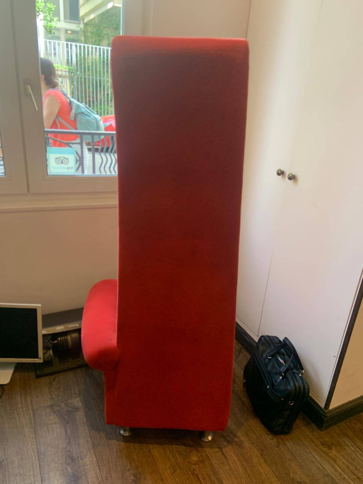 Fauteuil velours rouge asymétrique