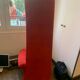 Fauteuil velours rouge asymétrique