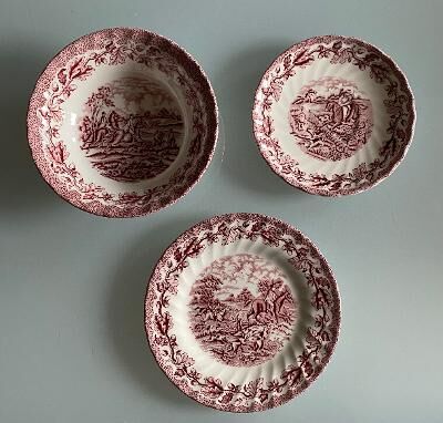Set plates, cups and cups white and pink, english dishes