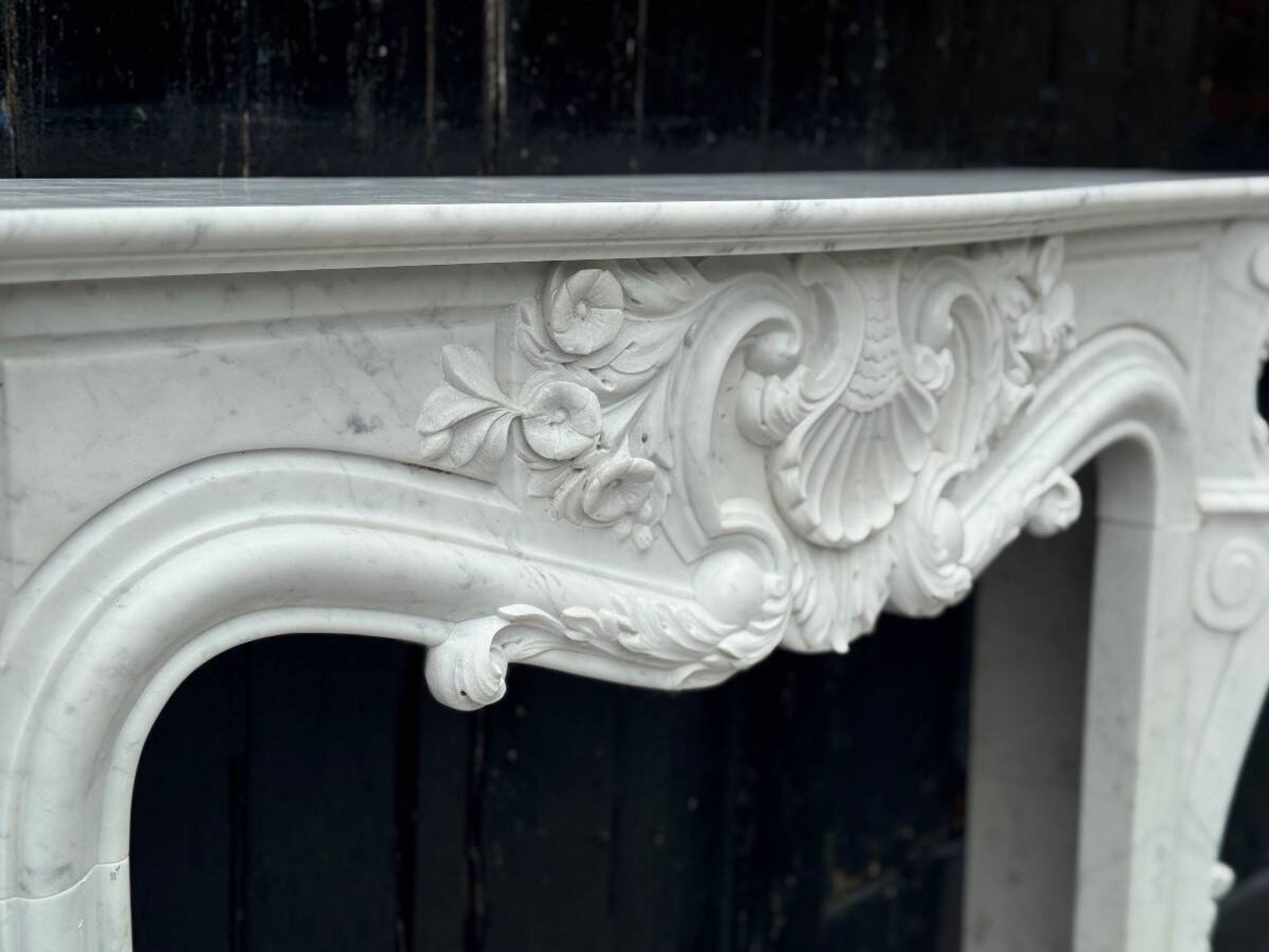 Cheminée de style Louis XV en marbre de Carrare vers 1980
