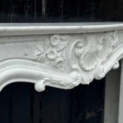 Cheminée de style Louis XV en marbre de Carrare vers 1980