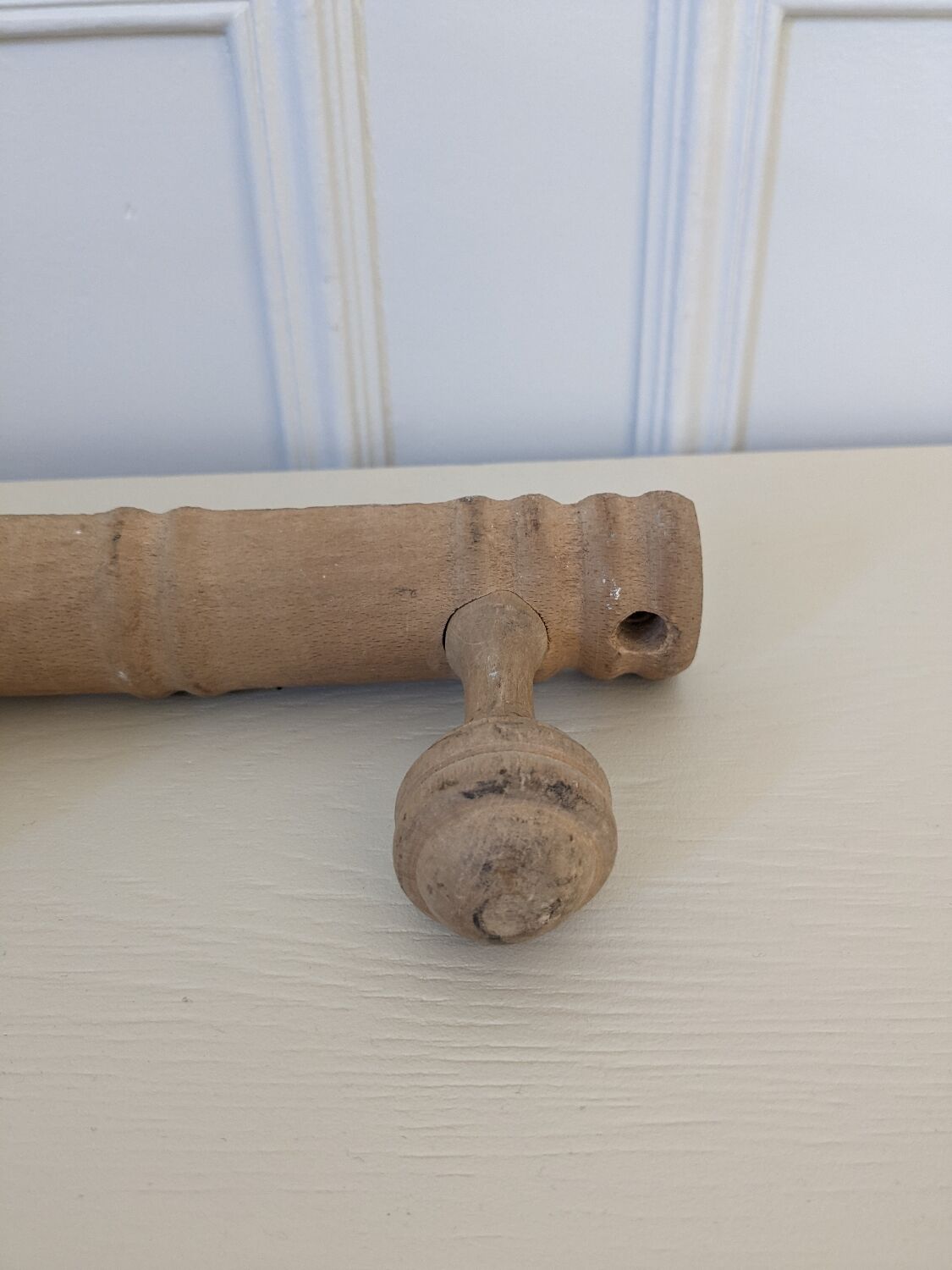 Wall-mounted coat rack with 3 hooks