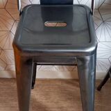 Paire de tabourets tolix hpd 75 – en acier brut vernis.