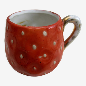 Tasse ancienne en porcelaine « fraise »
