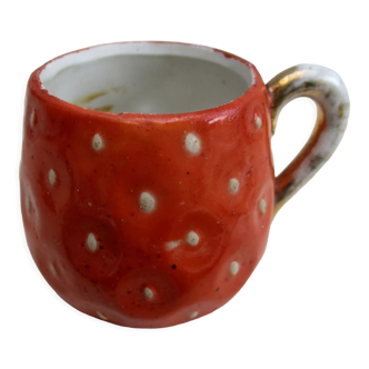 Tasse ancienne en porcelaine « fraise »