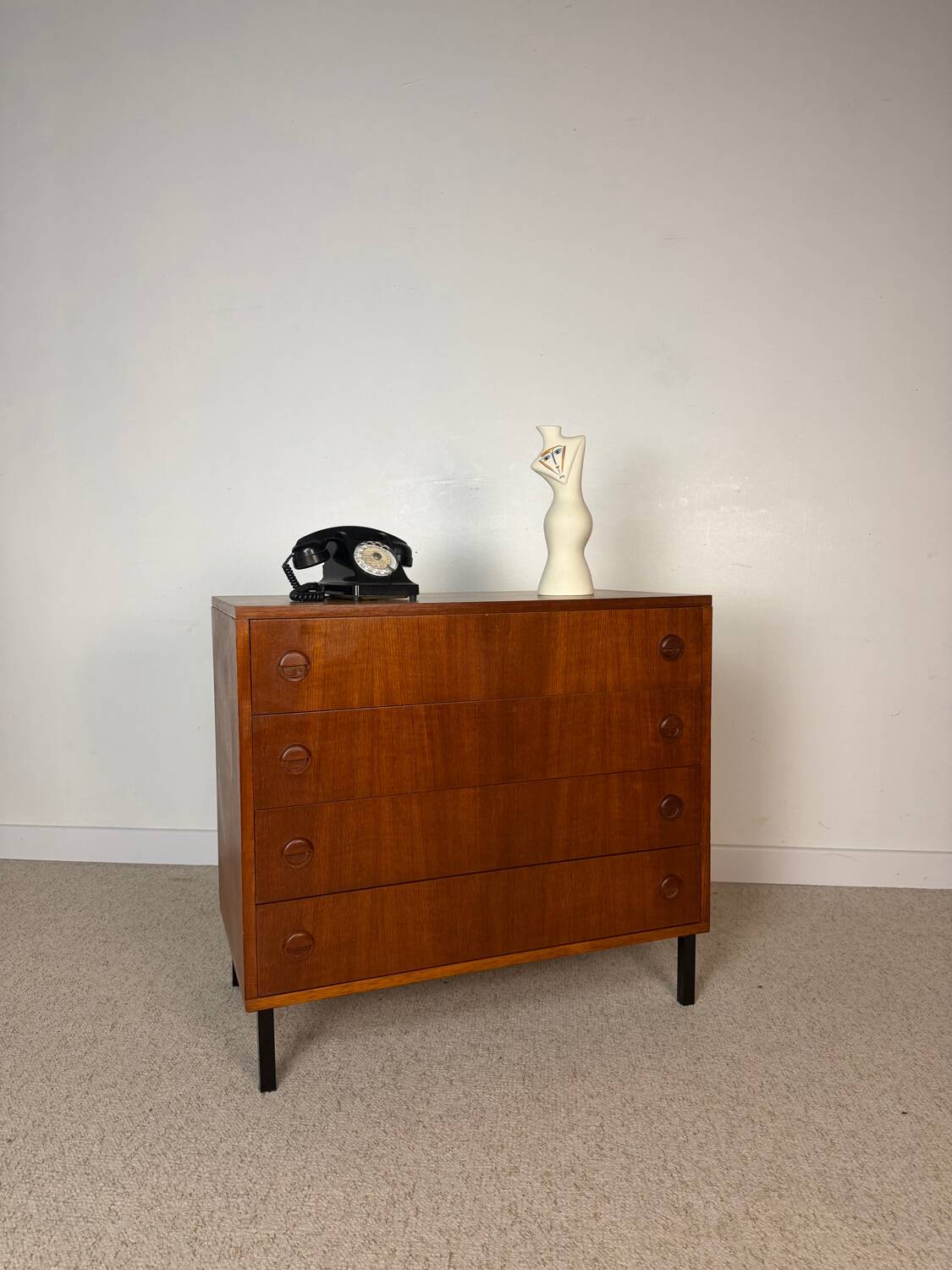 Vintage chest of drawers on legs – 4 drawers – wooden handles