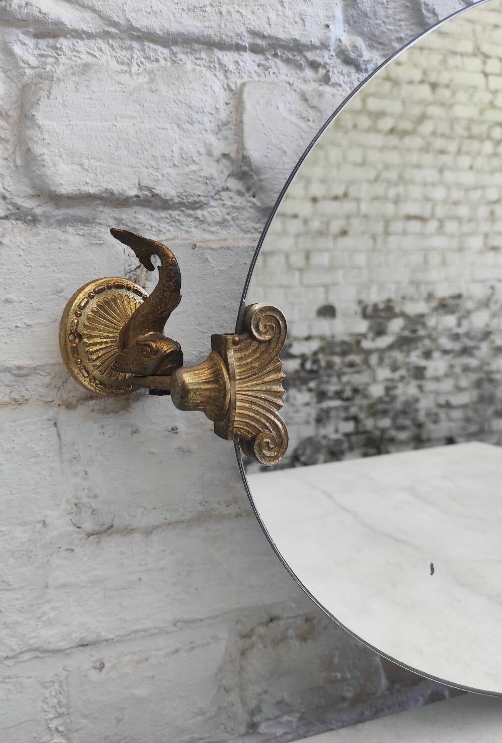 Vintage oval pivoting mirror in gilded brass with dolphins / Barber