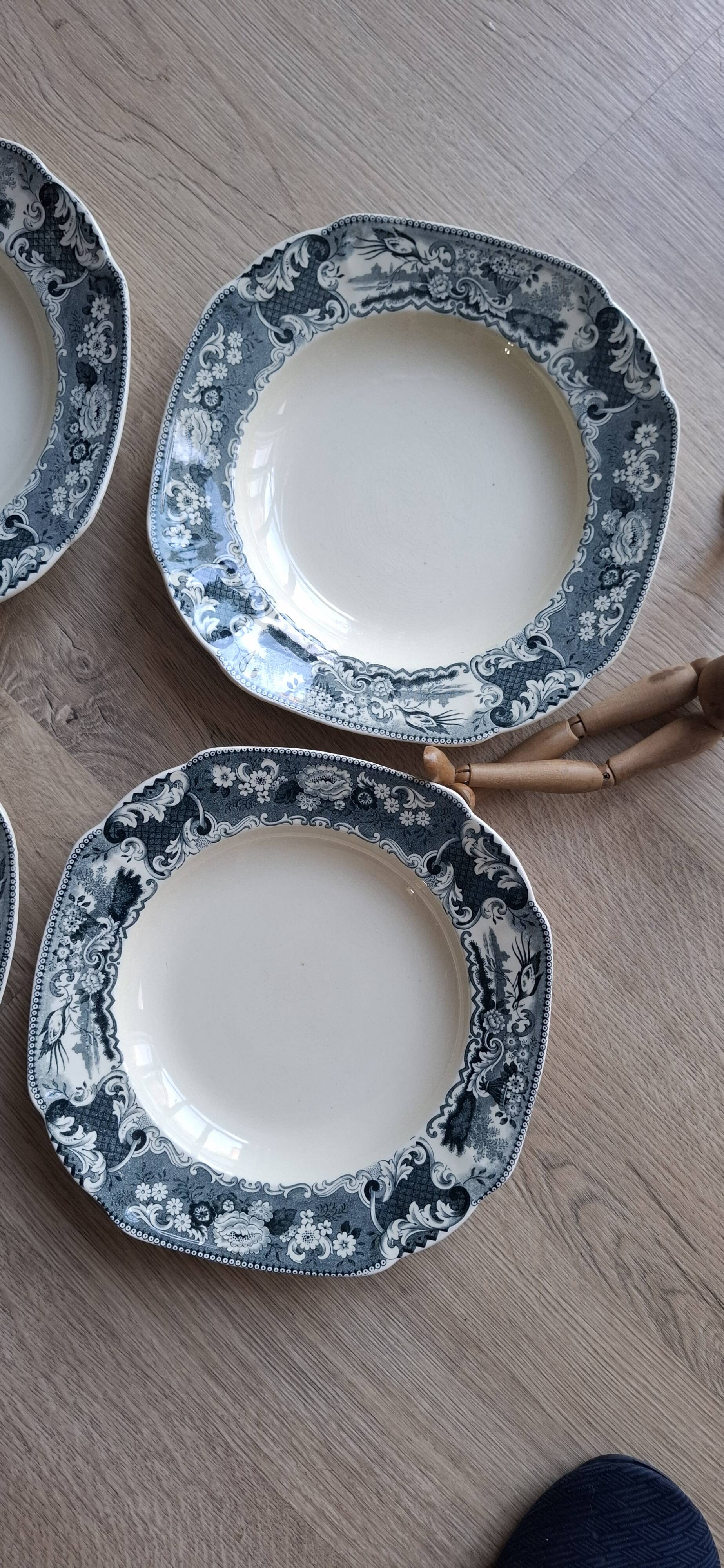 4 large Victoria Maestricht plates