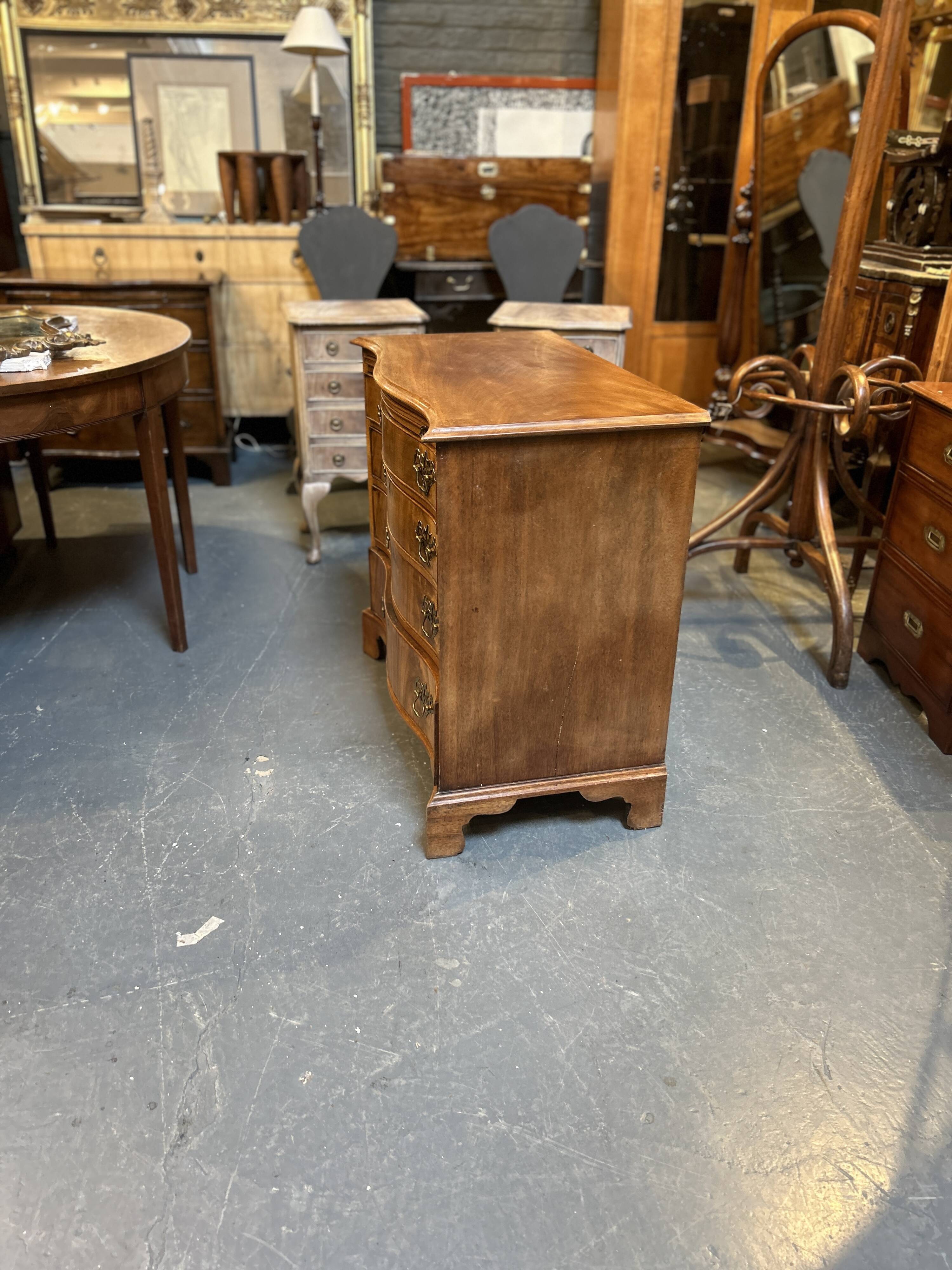 C19th Mahogany Chest Of Drawers Of Serpentine Outline