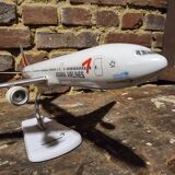 Model aircraft Boeing 777