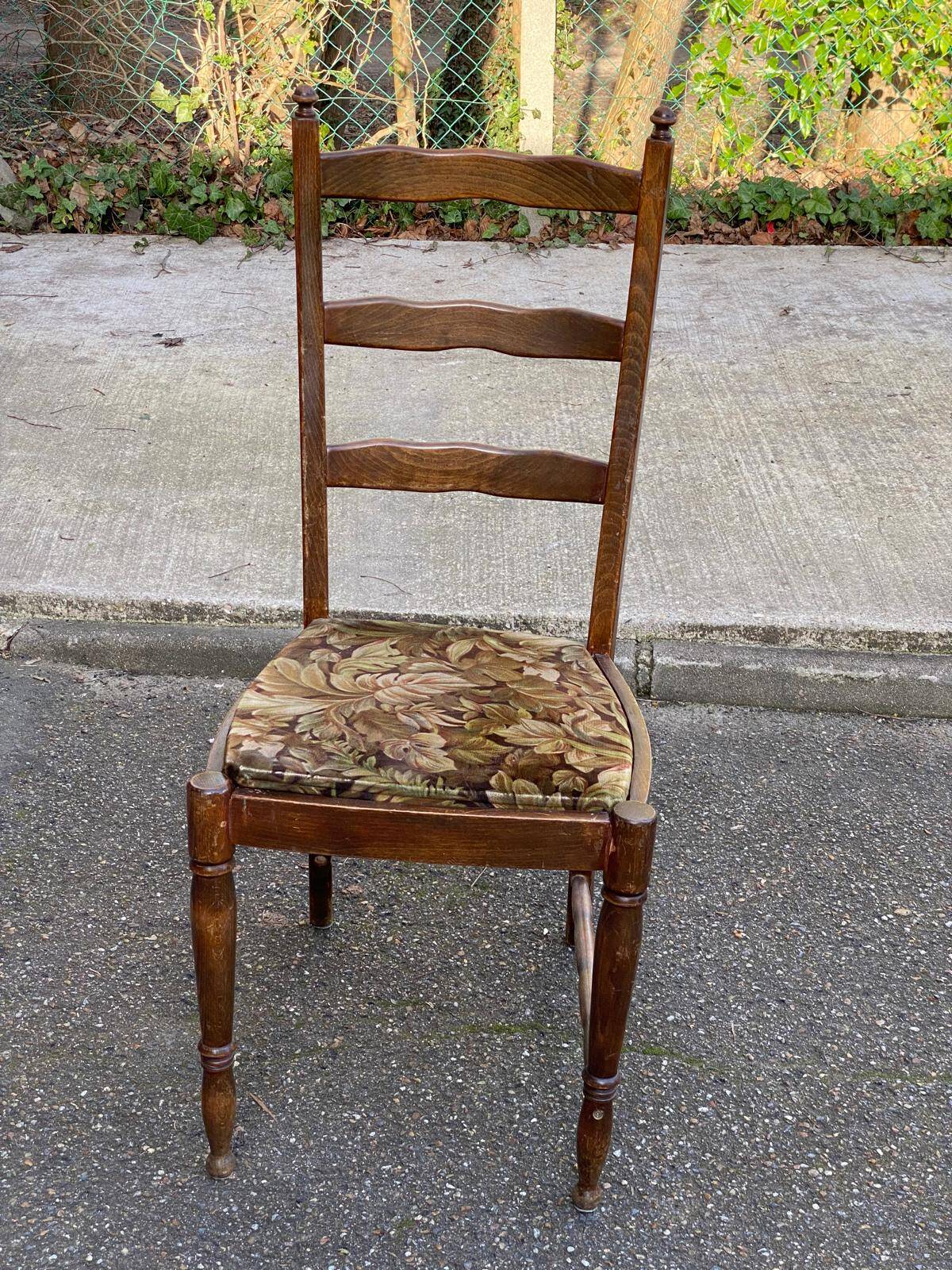 Vintage chair in carved solid wood and velvet fabric.