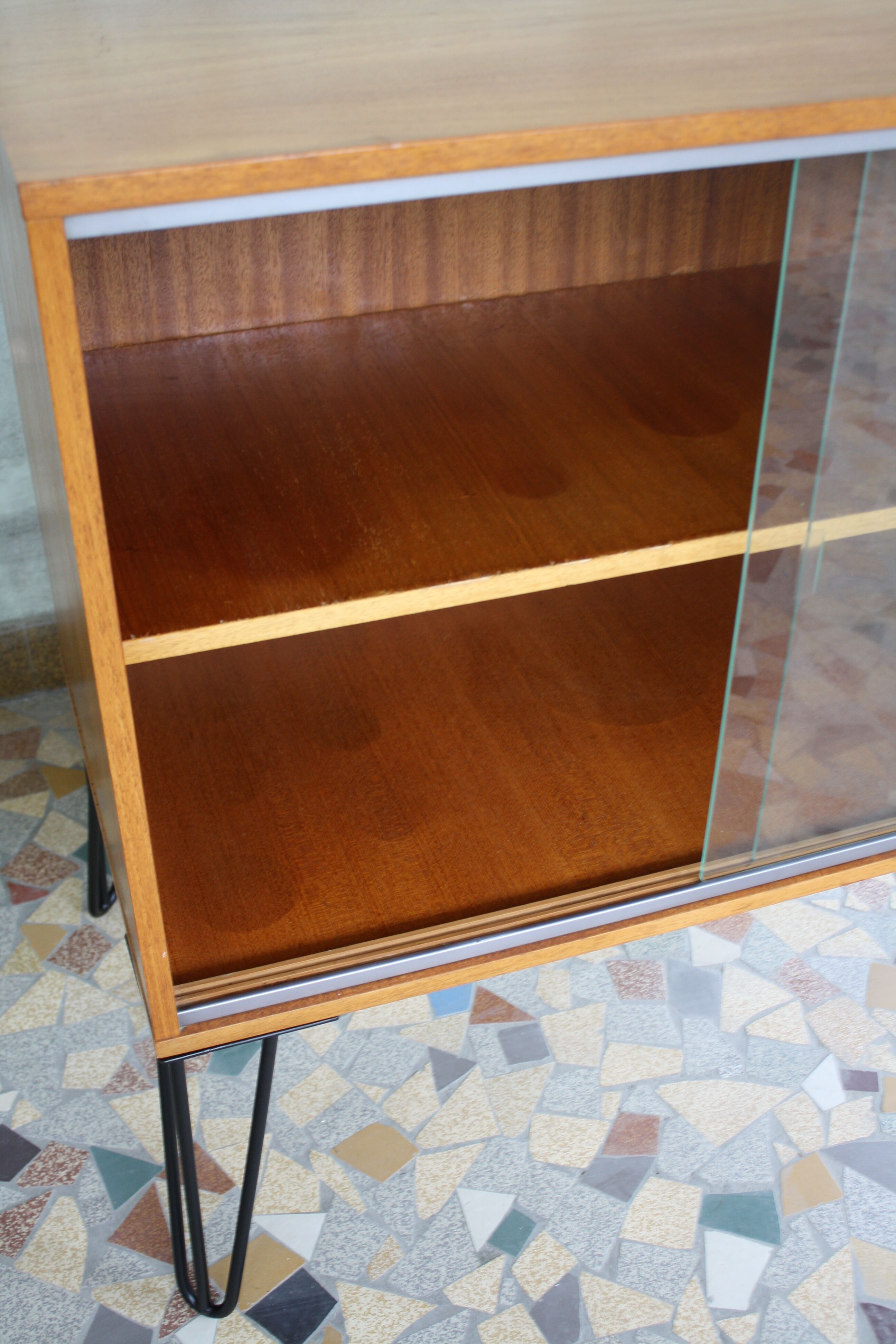 Showcase storage teak vintage 1960 with hairpin legs