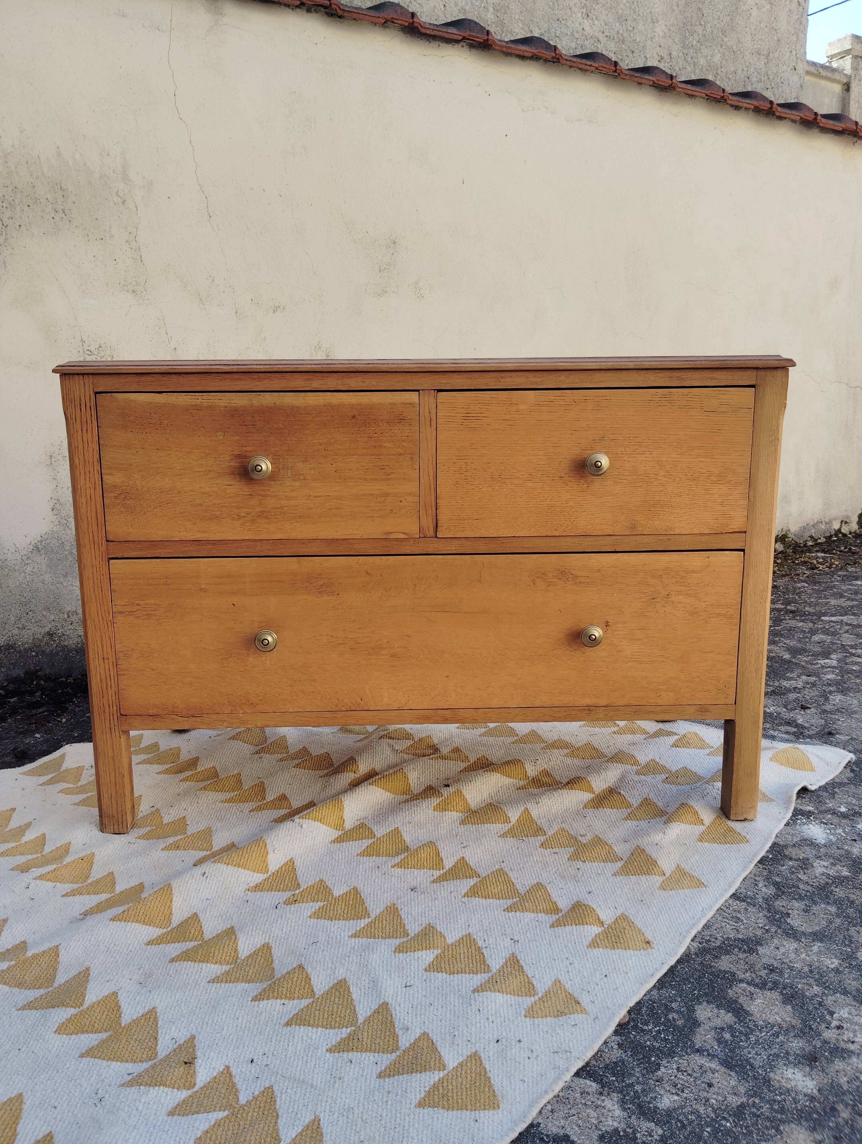 Small English oak chest of drawers with 3 drawers