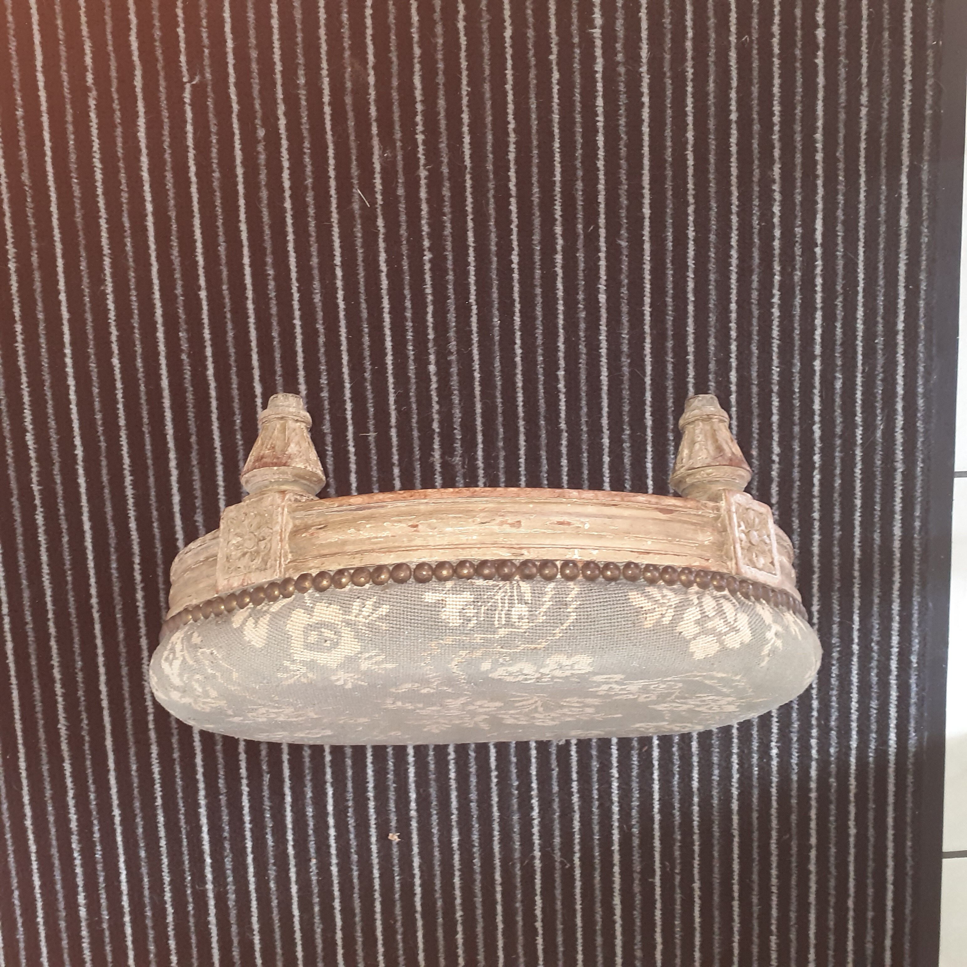 Rests old oval foot