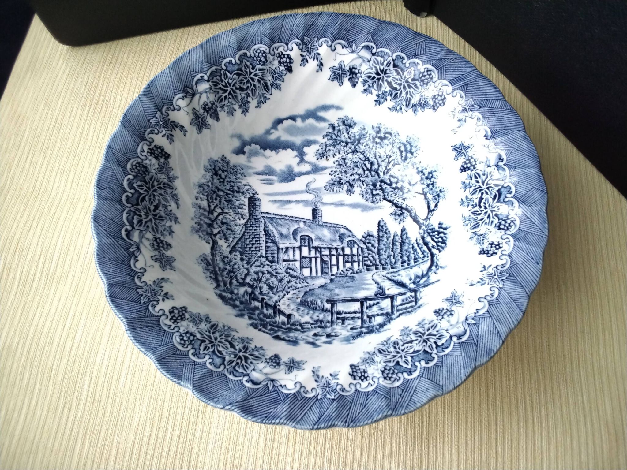 Churchill "Georgian Collection" English porcelain salad bowl