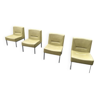 4 fauteuils chauffeuses vintage en skaï kaki à piétement métallique chromé.