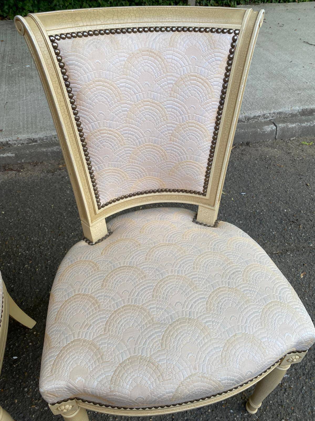 2 chaises Louis XVI en bois beige rembourrées