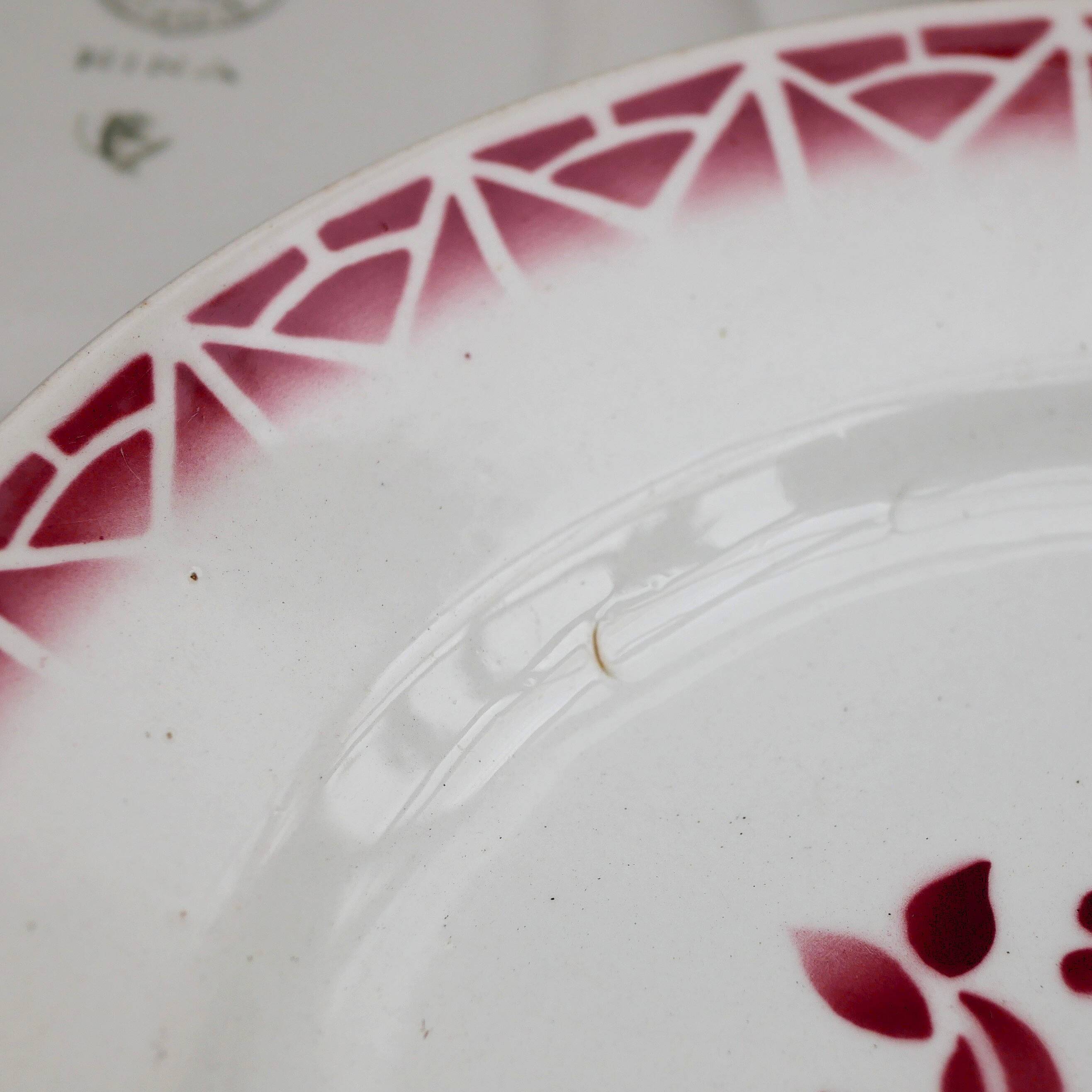 Ensemble de 6 assiettes Art Déco St Amand en grès rouge, motif "Nina"