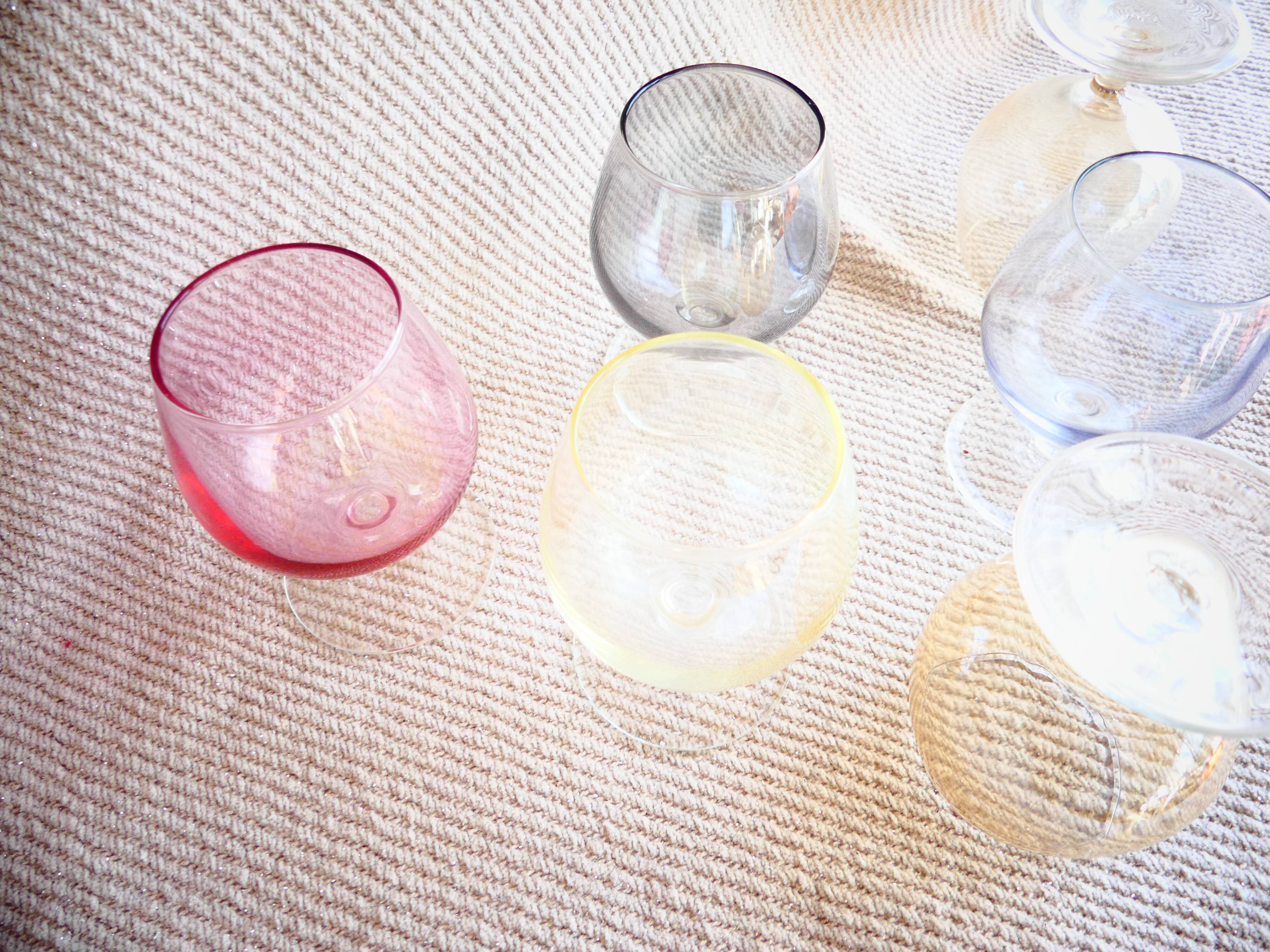 Verres à pieds multicolores