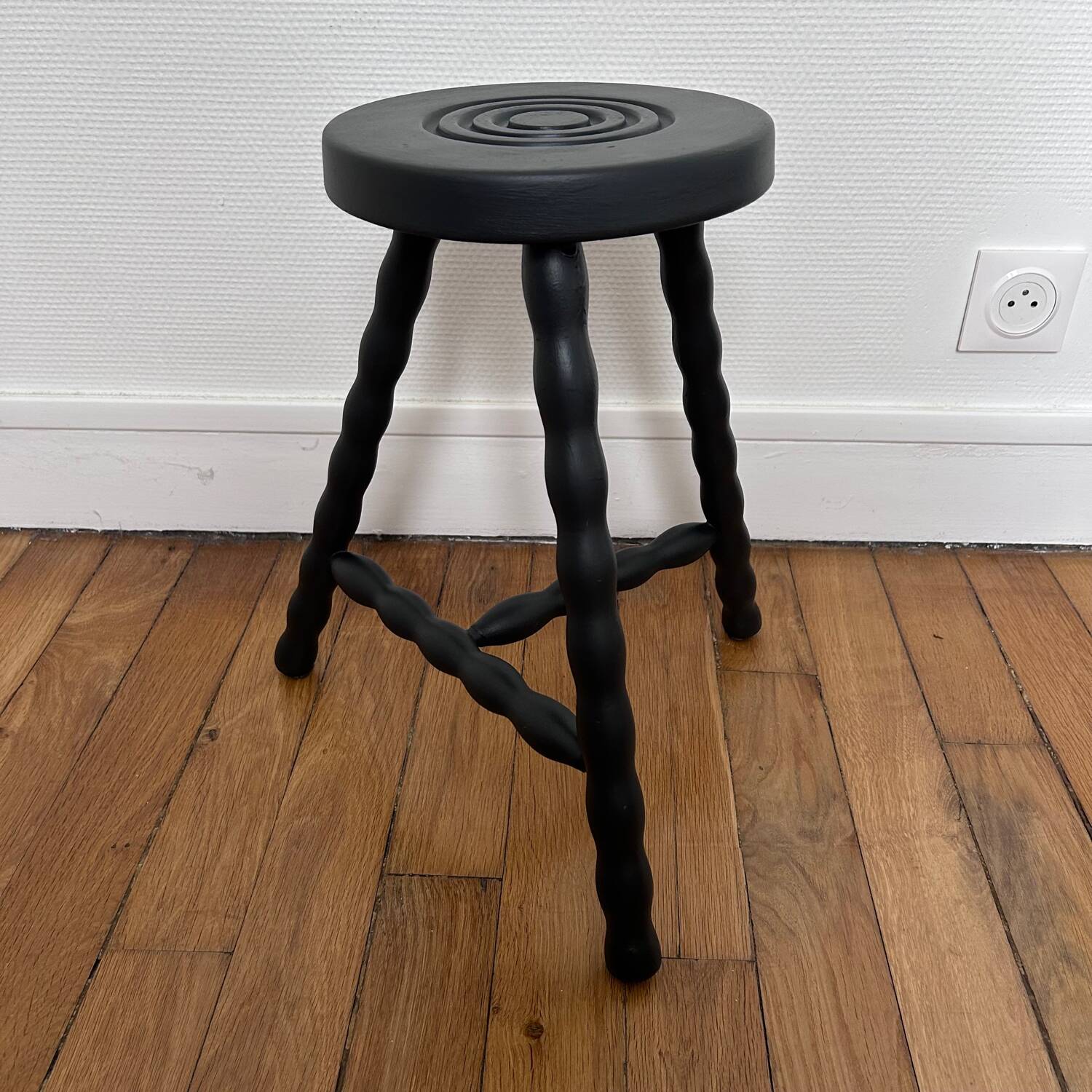 Tripod stool with bobbin legs