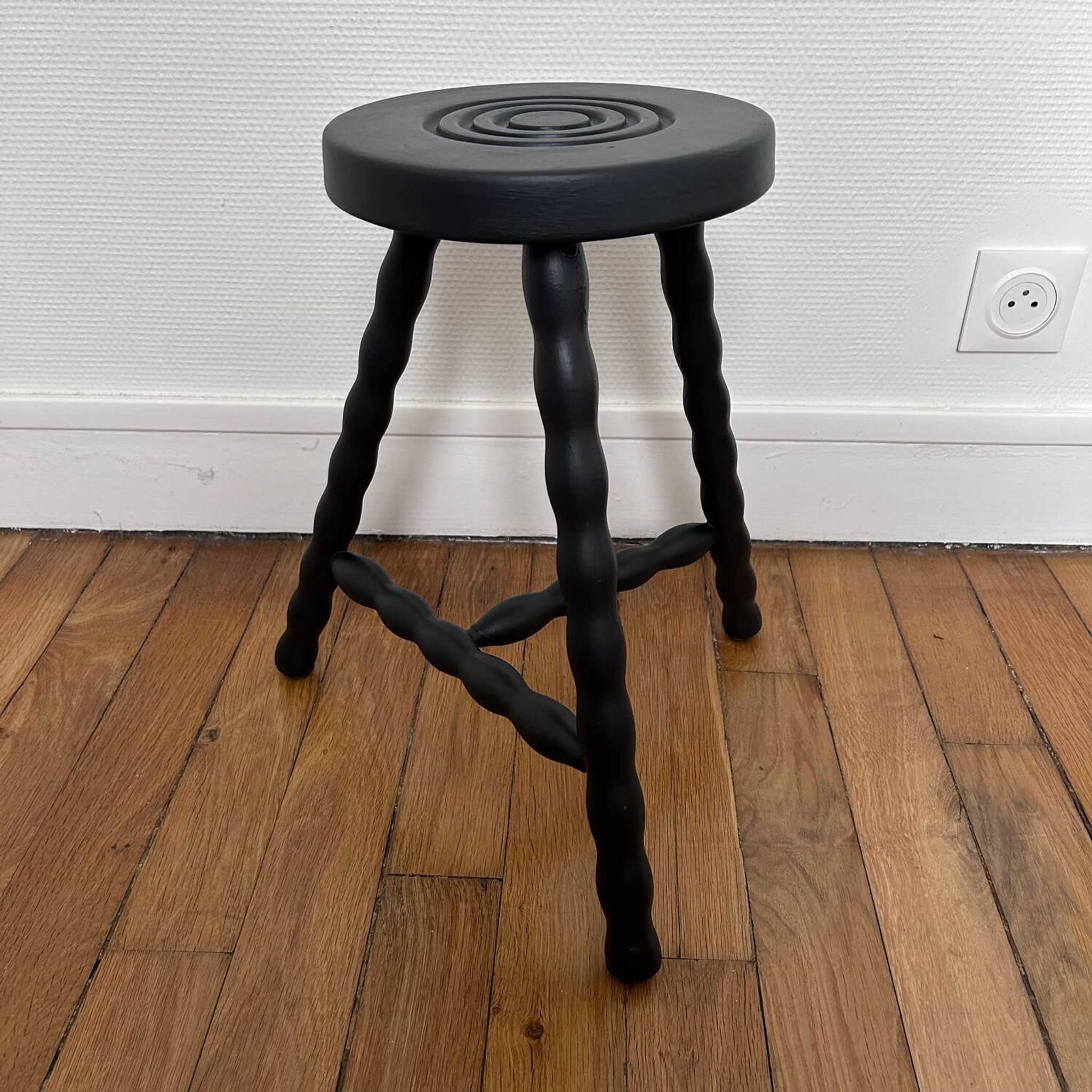 Tabouret tripode pieds bobines