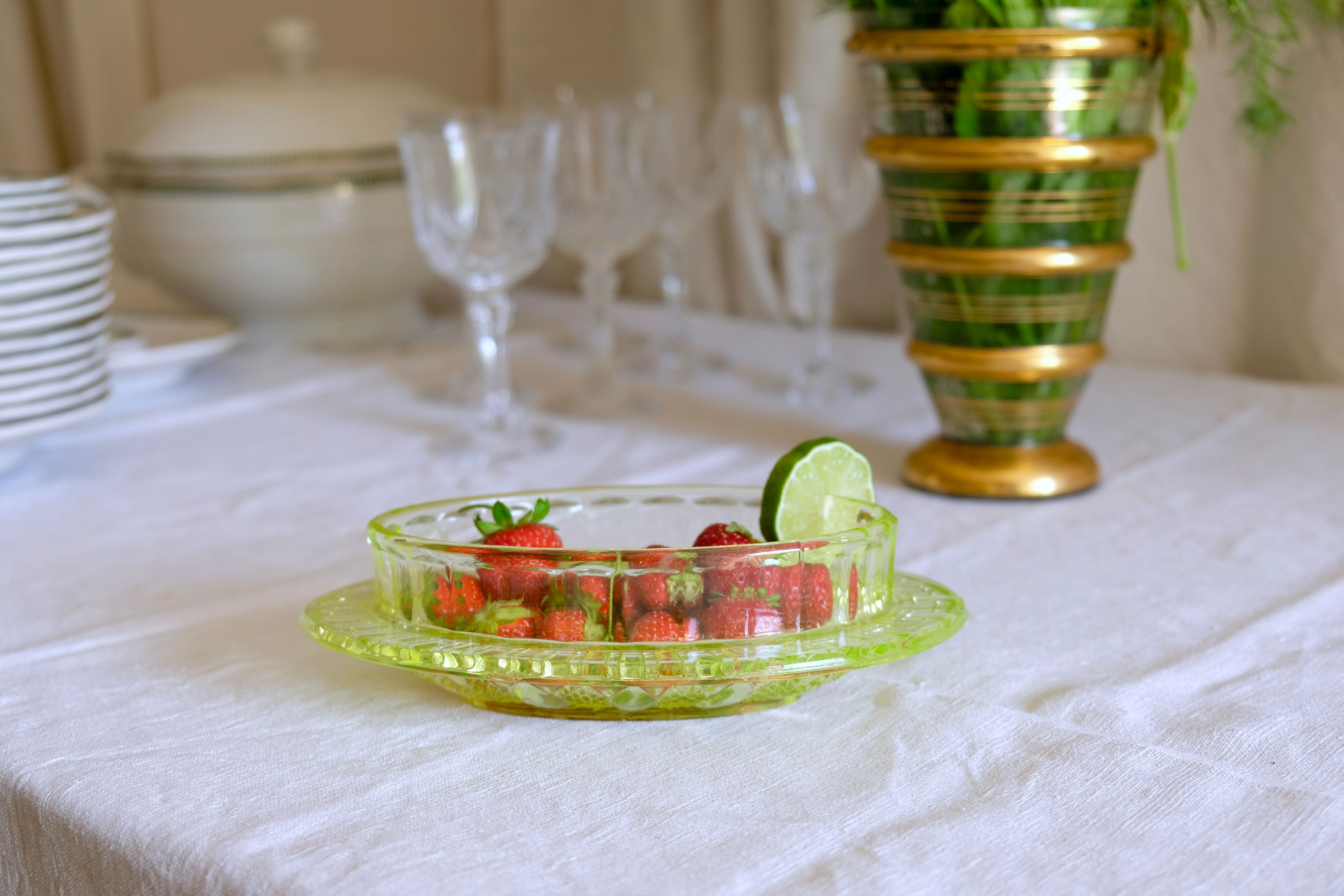 Fruit cup in yellow wealine moulded crystal 19th / 20th century