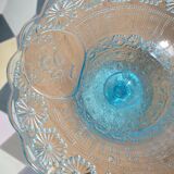Assiette sur piedouche en verre bleu
