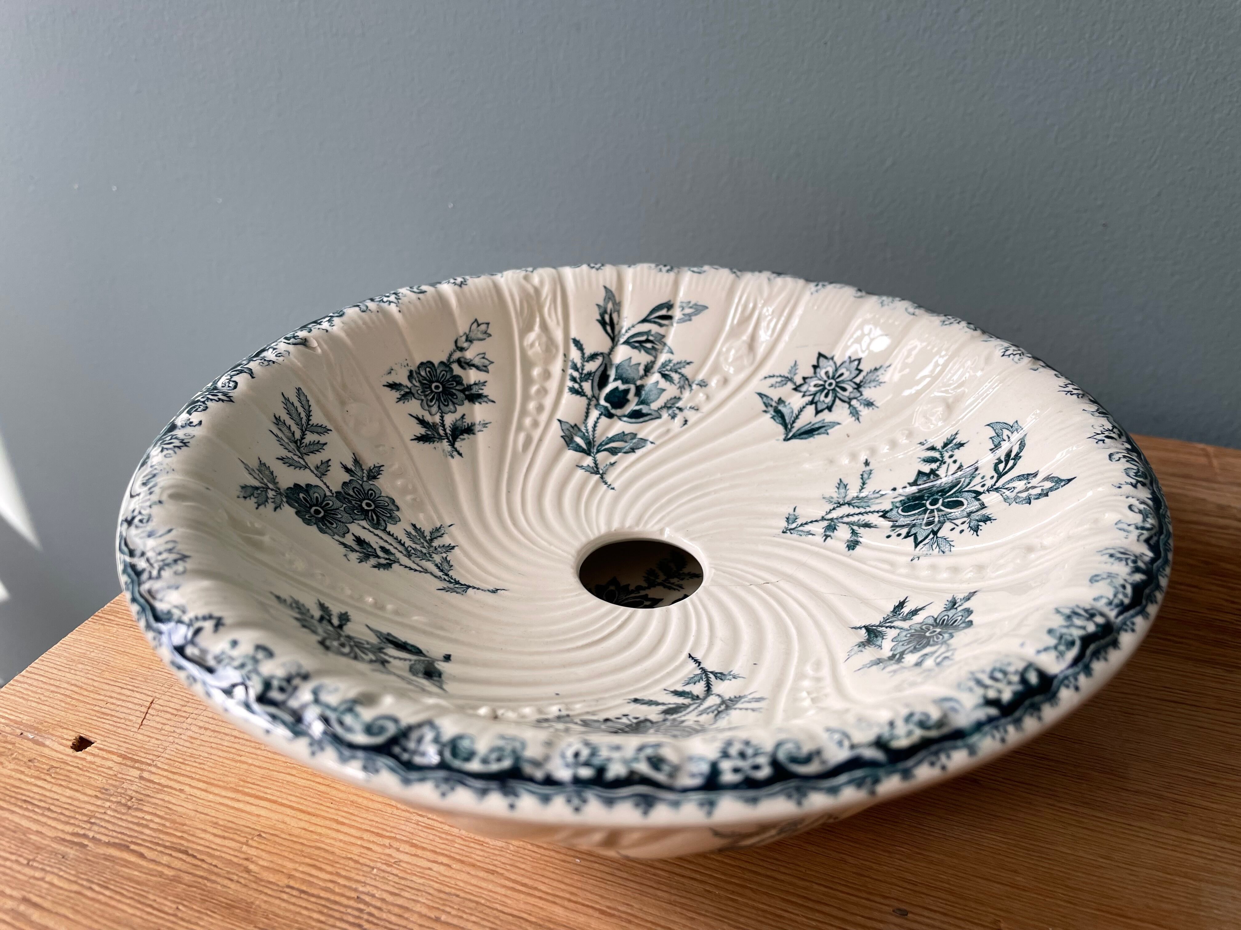 Soap cup 1900 in earthenware of St Amand Et Hamage, Nigella collection