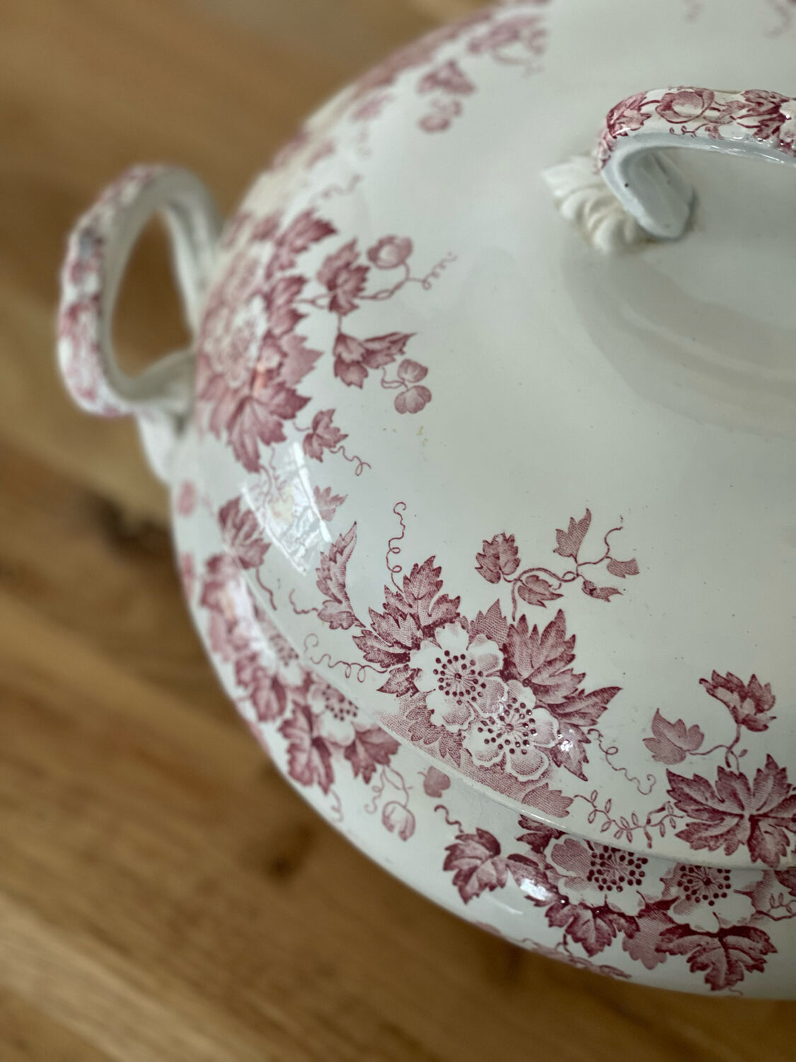 Saint-Amand tureen and Iron earth hamper