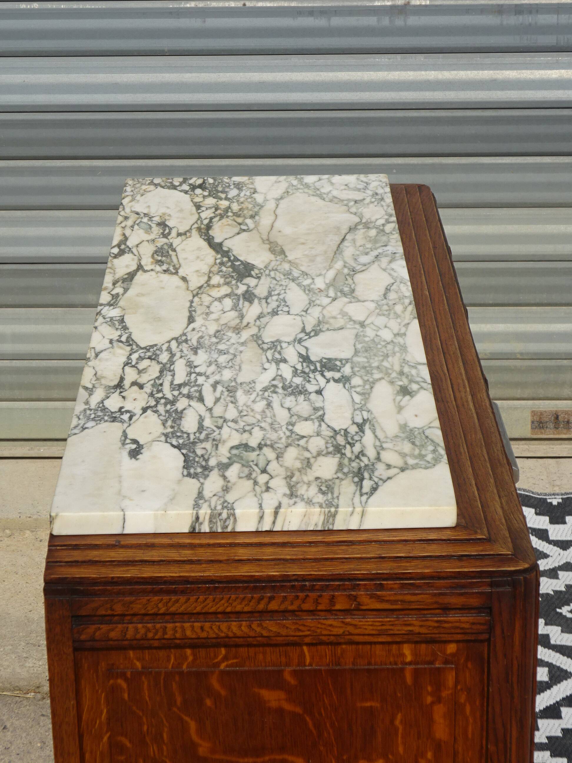 Ancien buffet en chêne et marbre, époque et style Art Déco