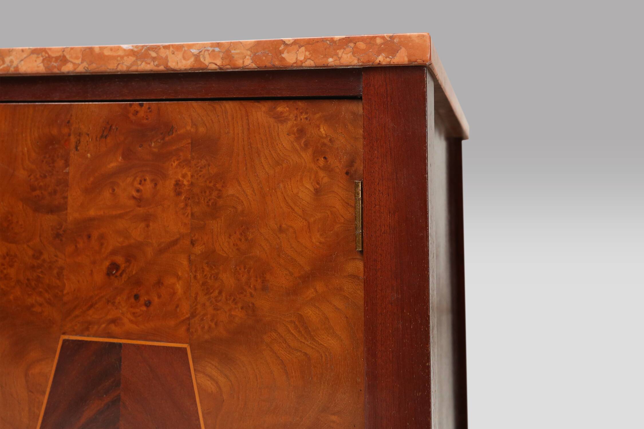 Table de chevet Art Déco avec marqueterie géométrique en bois et plateau en marbre, France, années 1930