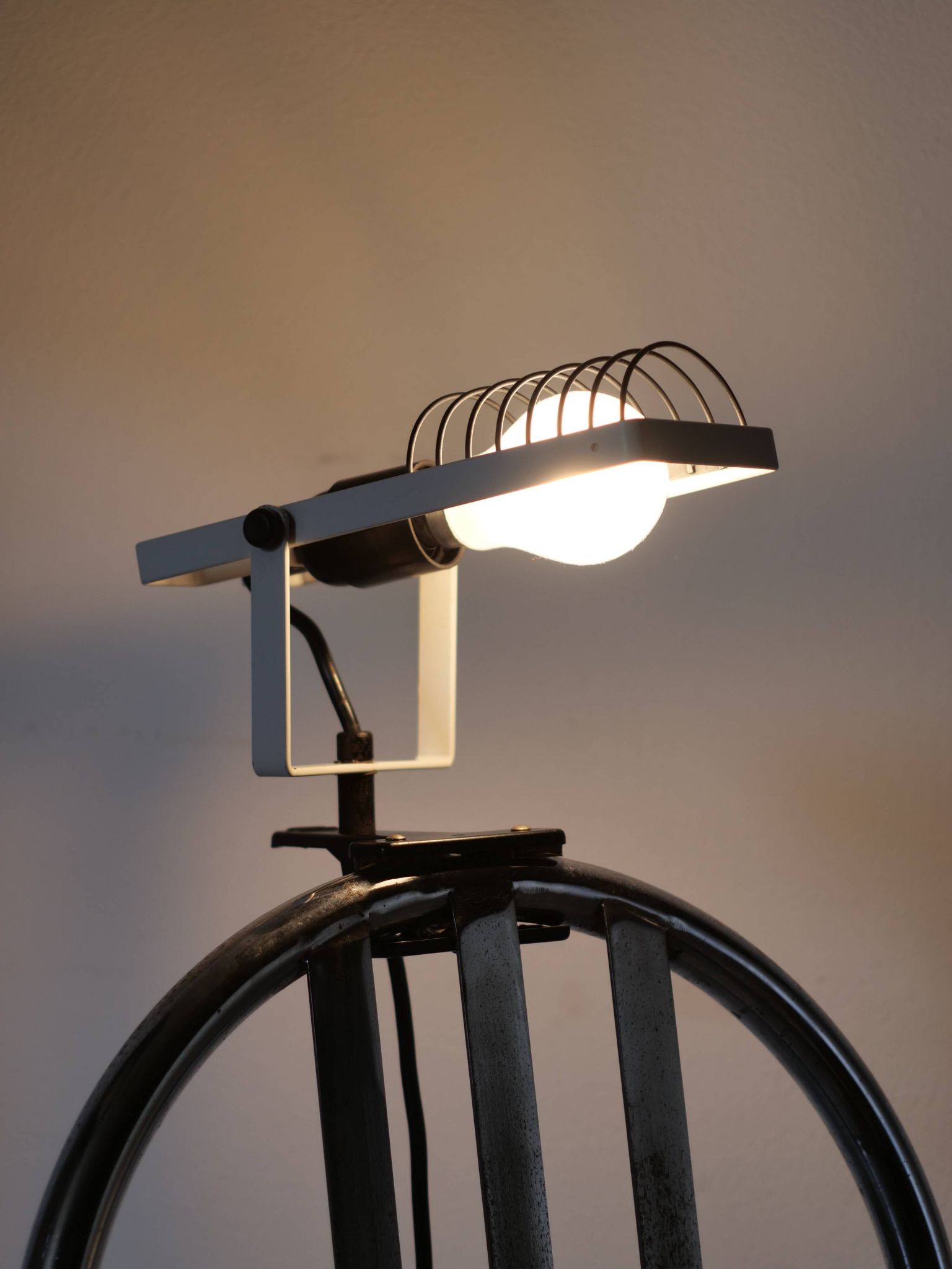 Artemide lampe à pince Design Ernesto Gismondi modèle Sintesi