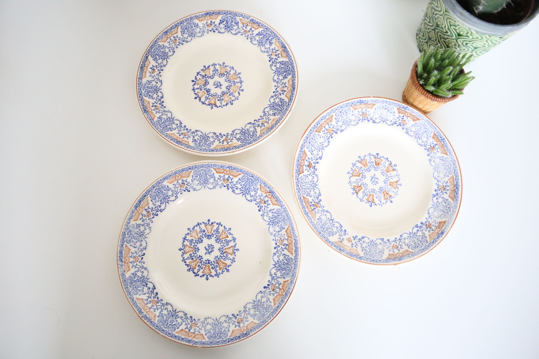 Set of 9 flat plates of Longwy Rouennais motif