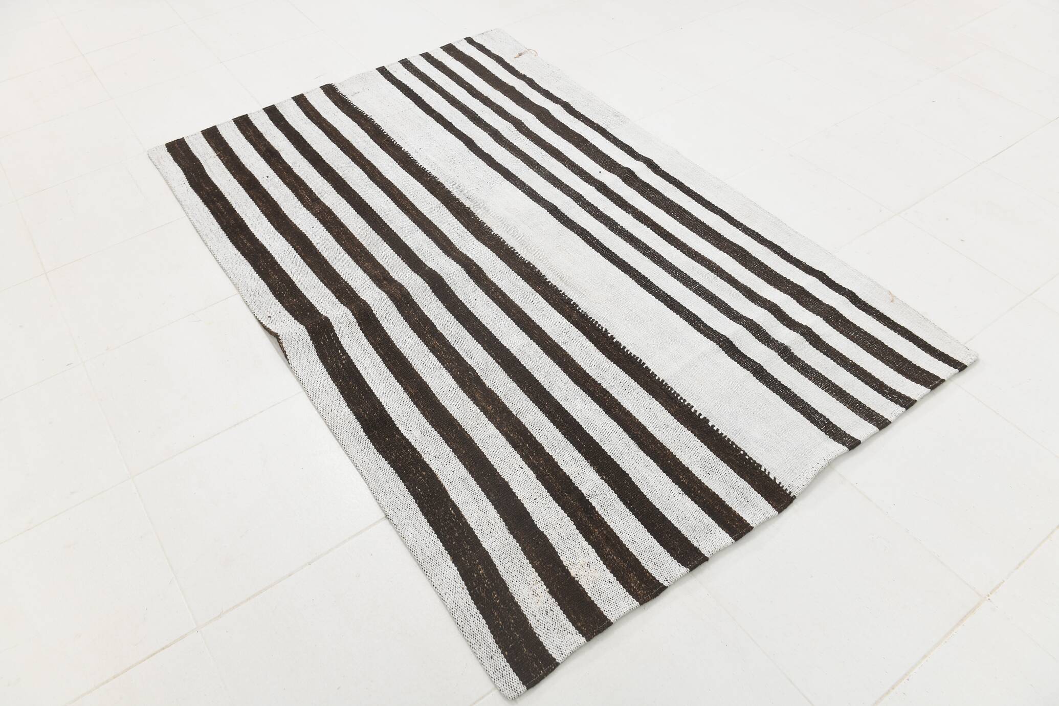 Tapis Kilim moderne rayé blanc et marron foncé