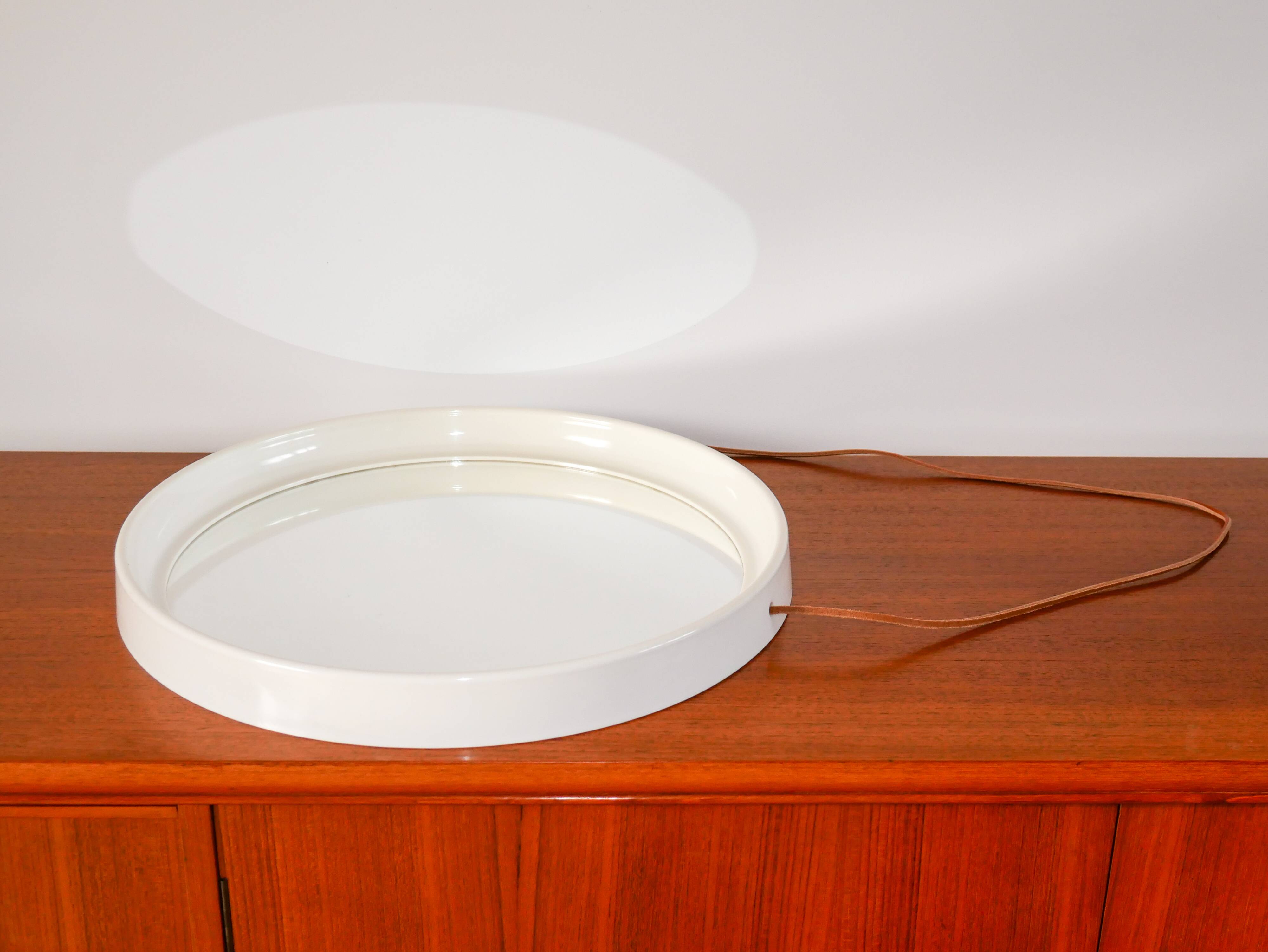 Miroir casquette design rond en plexi écru avec lanière en cuir 1970