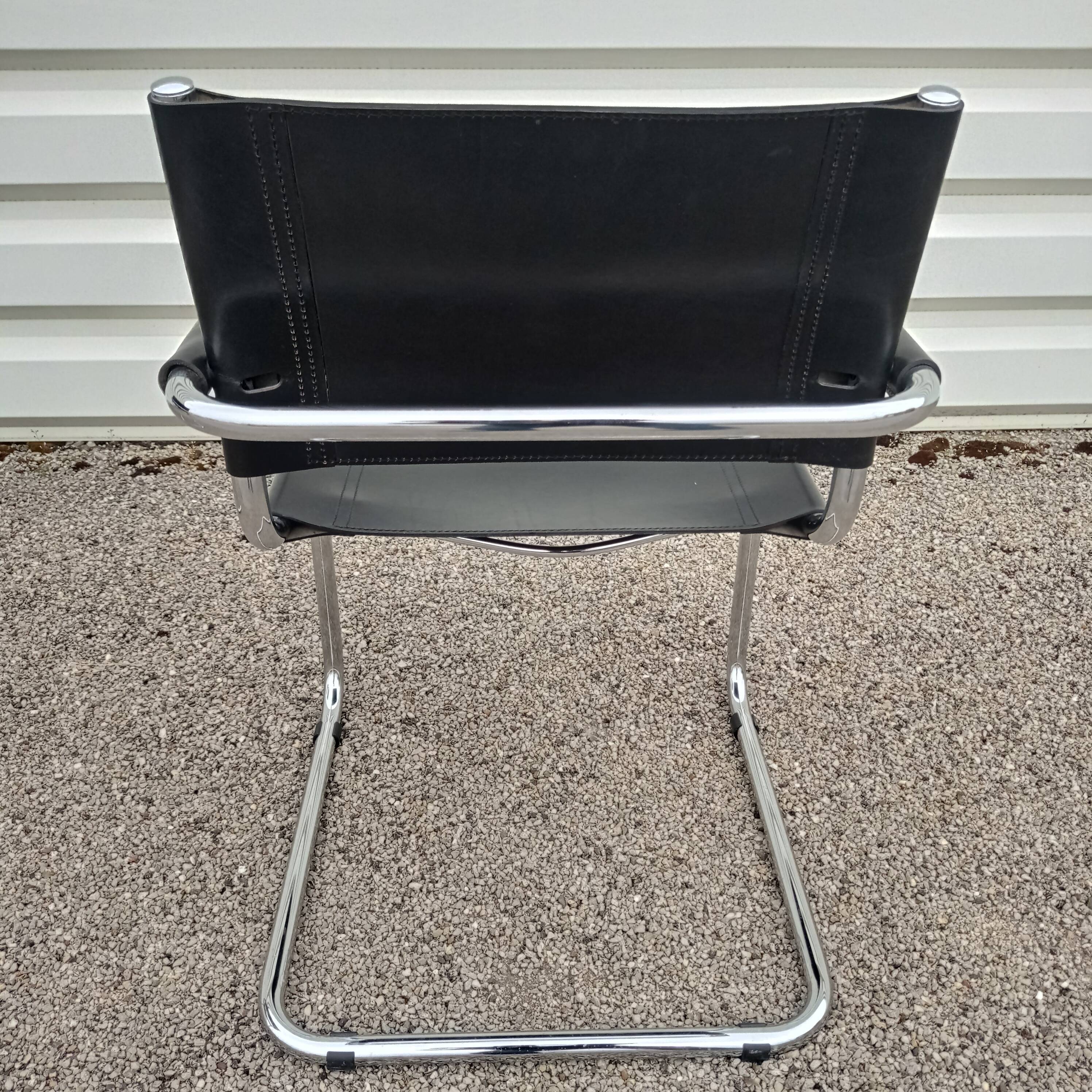 Paire de fauteuils Cantilever en cuir noir