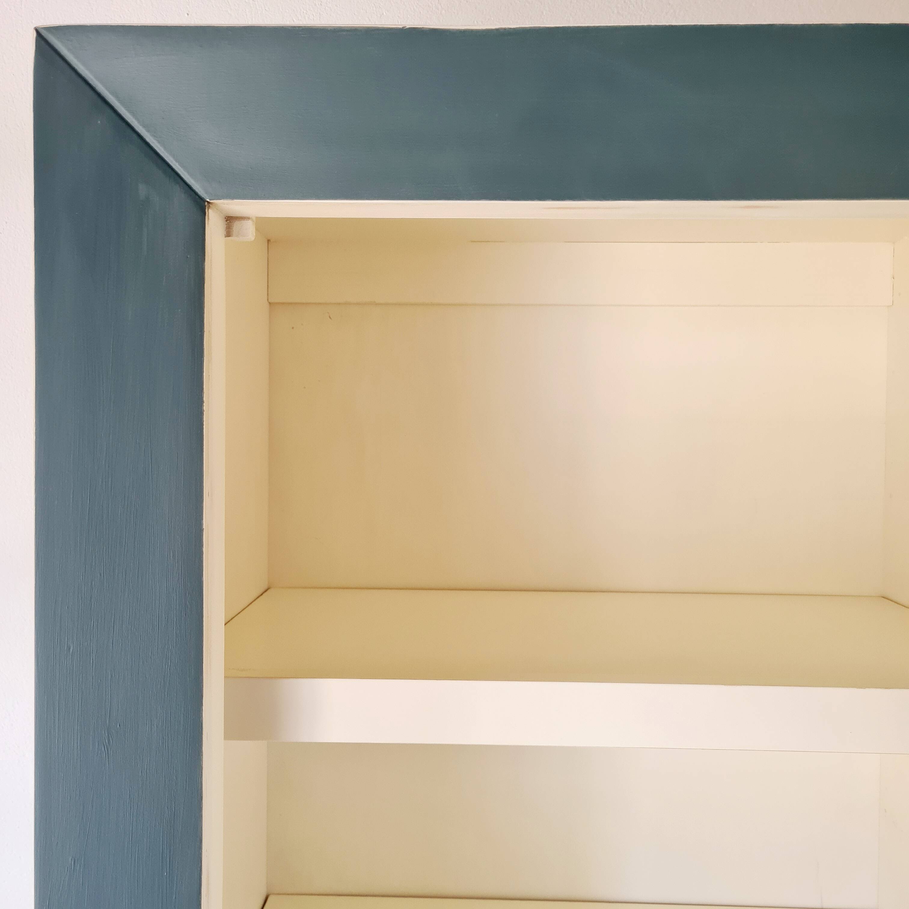 Armoire type parisienne haute étroite – Bleu Paon & Intérieur crème