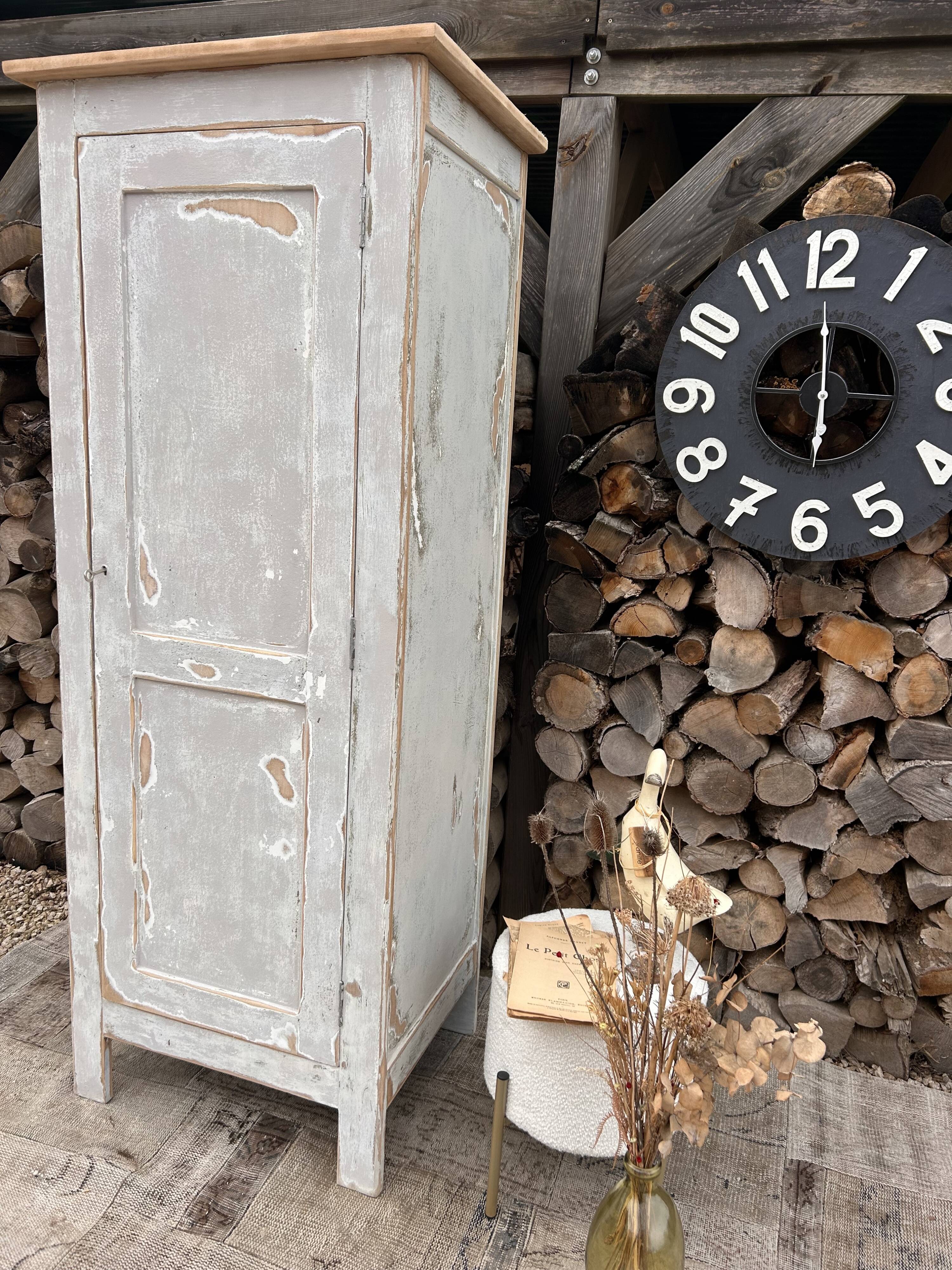 Small antique bonnetière