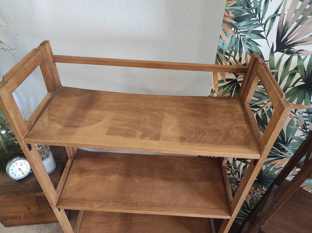 Foldable and stackable wooden shelves