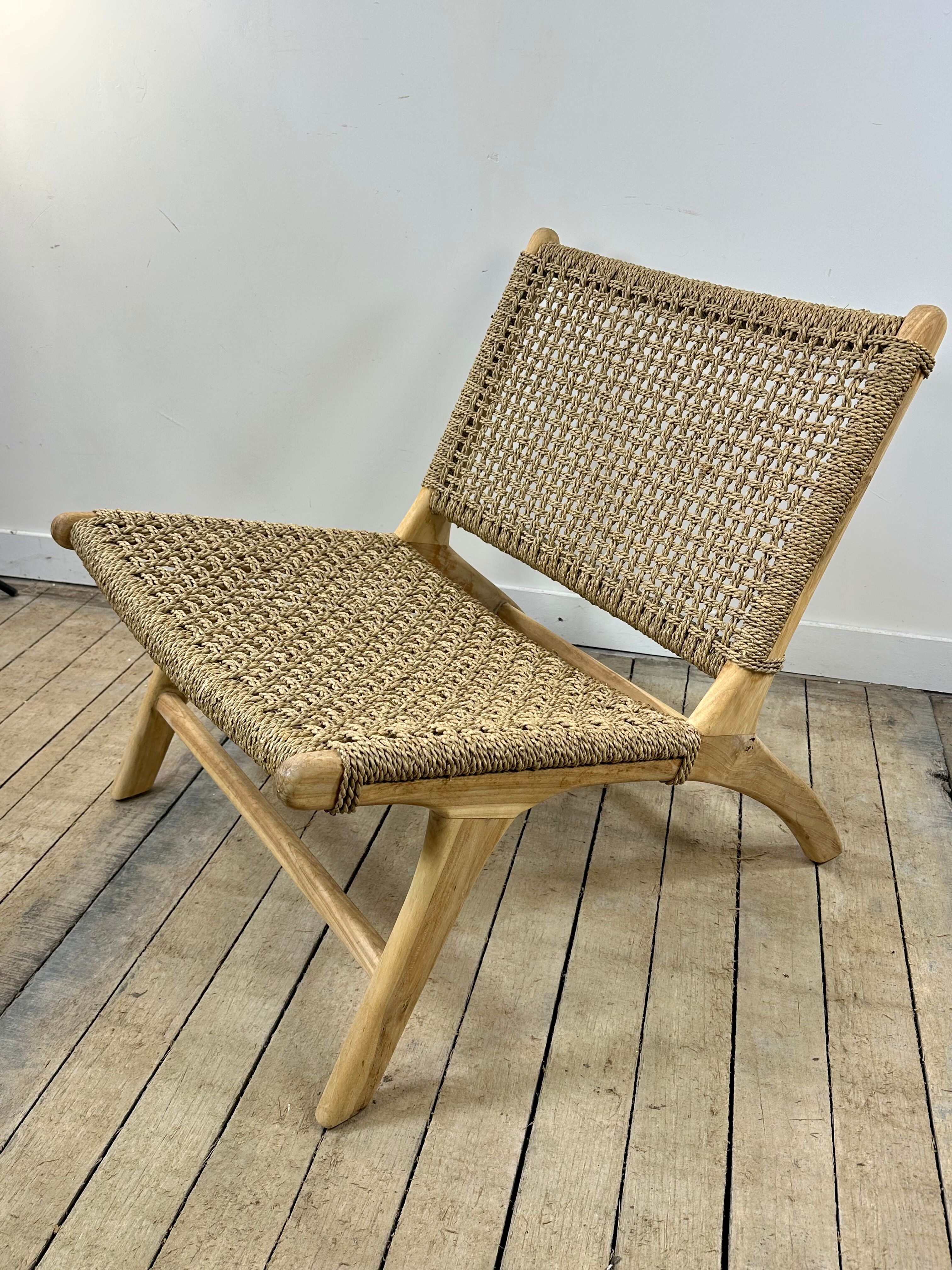 Fauteuil lounge en teck massif et jonc de mer tressé, années 2000