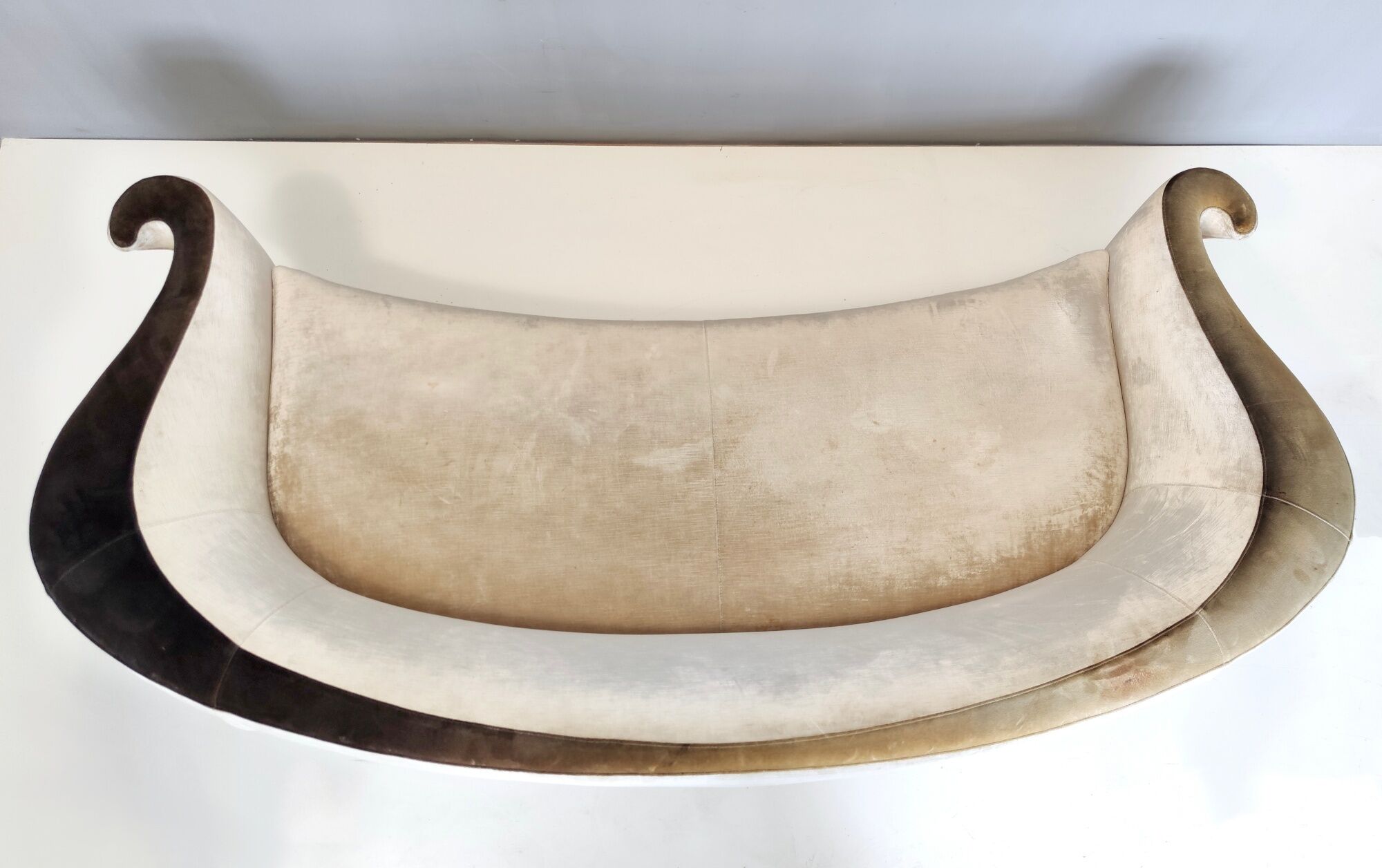 Fairy-tale kidney bean beige velvet sofa, italy