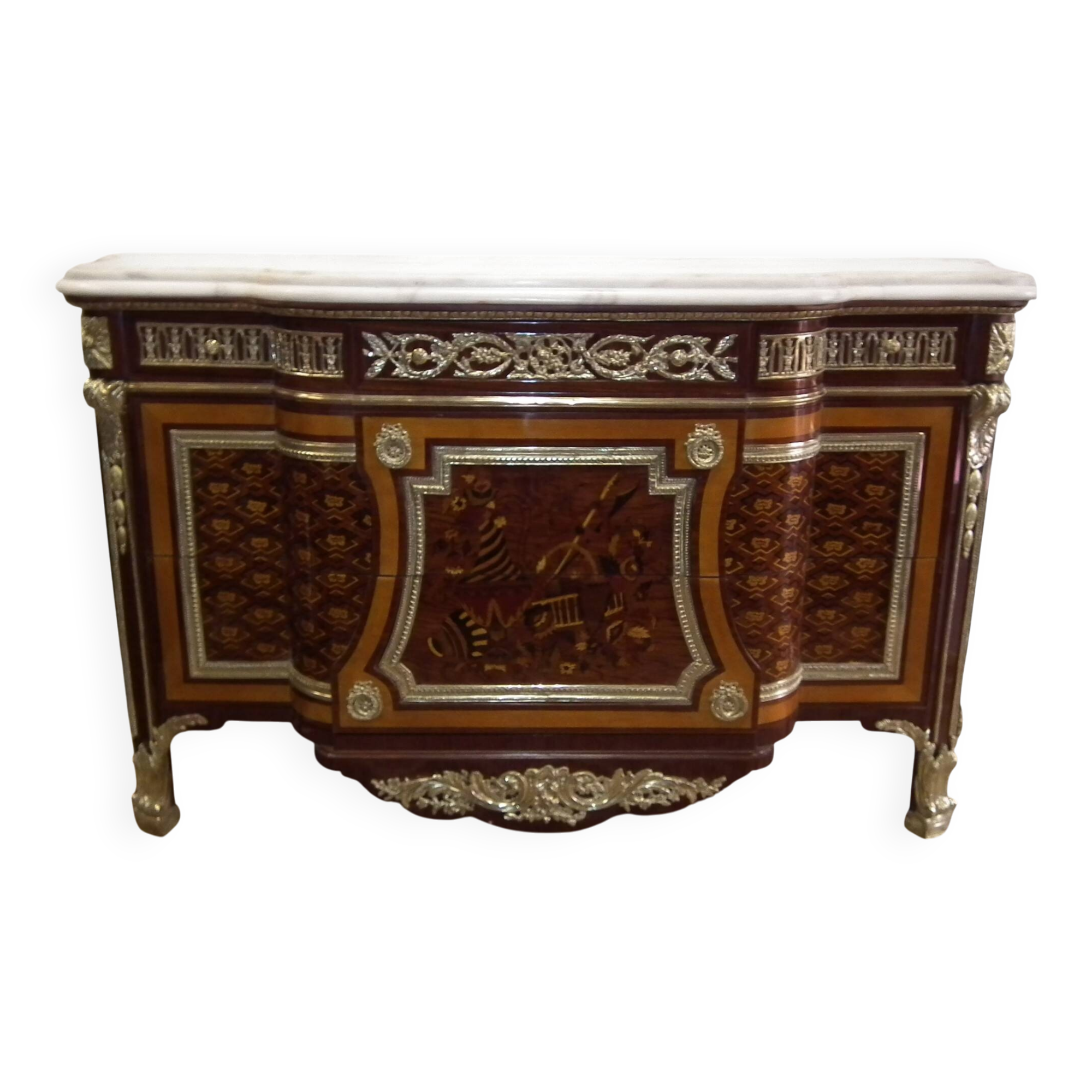 Un buffet style Louis XV avec marbre blanc, orné de bronze, cinq tiroirs
