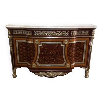 Un buffet style Louis XV avec marbre blanc, orné de bronze, cinq tiroirs